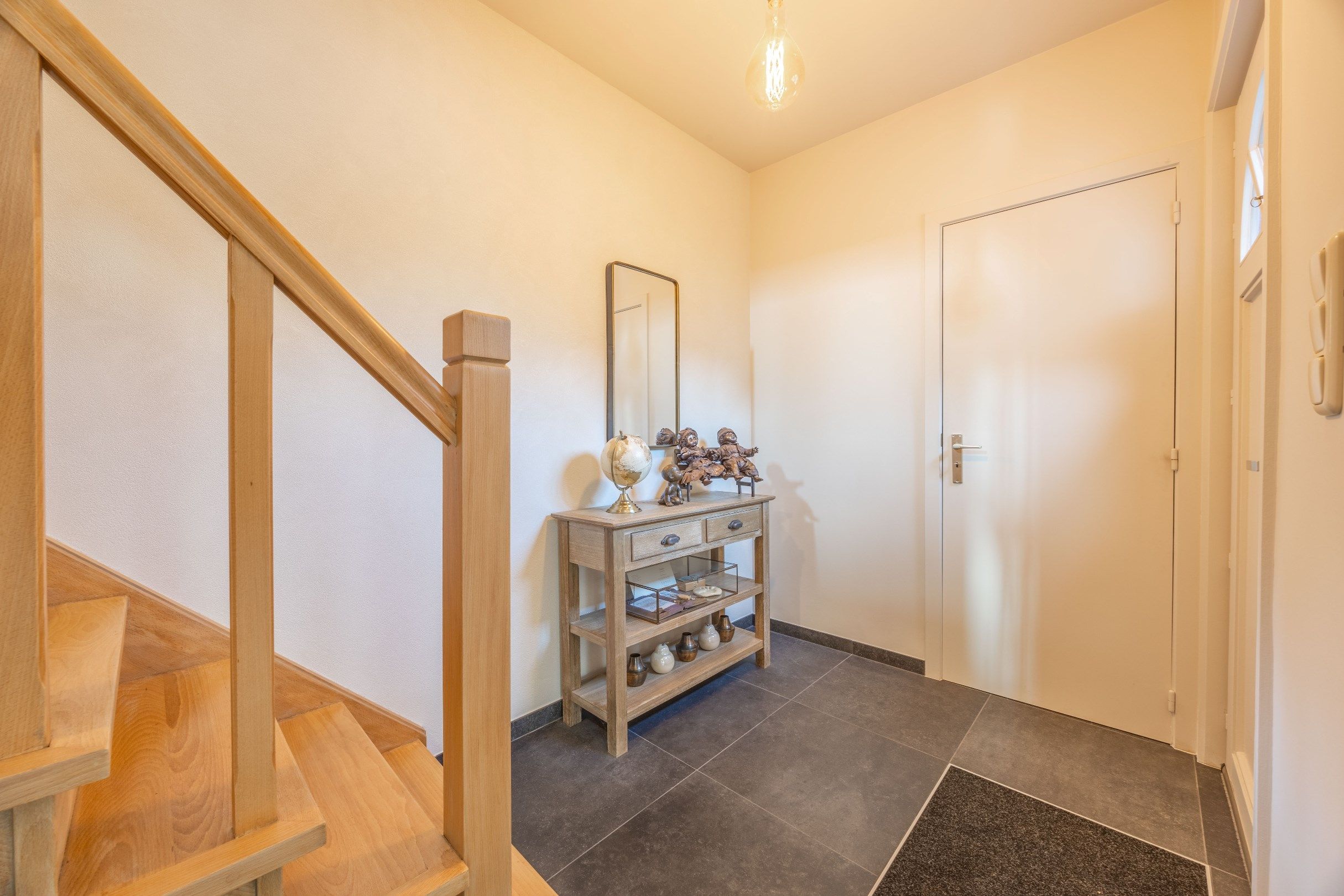 SCHITTEREND INSTAPKLARE WONING MET ZUIDGEORIENTEERDE TUIN foto 2