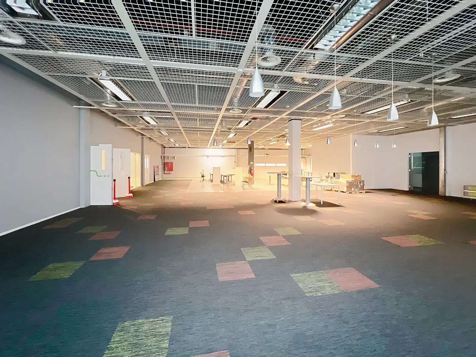 LICHTRIJKE kantoorruimten (1.400 tot 1.800m²) aan ZEER interessante voorwaarden nabij afrit Kortrijk-Oost E17. Onmiddellijk beschikbaar! foto 24