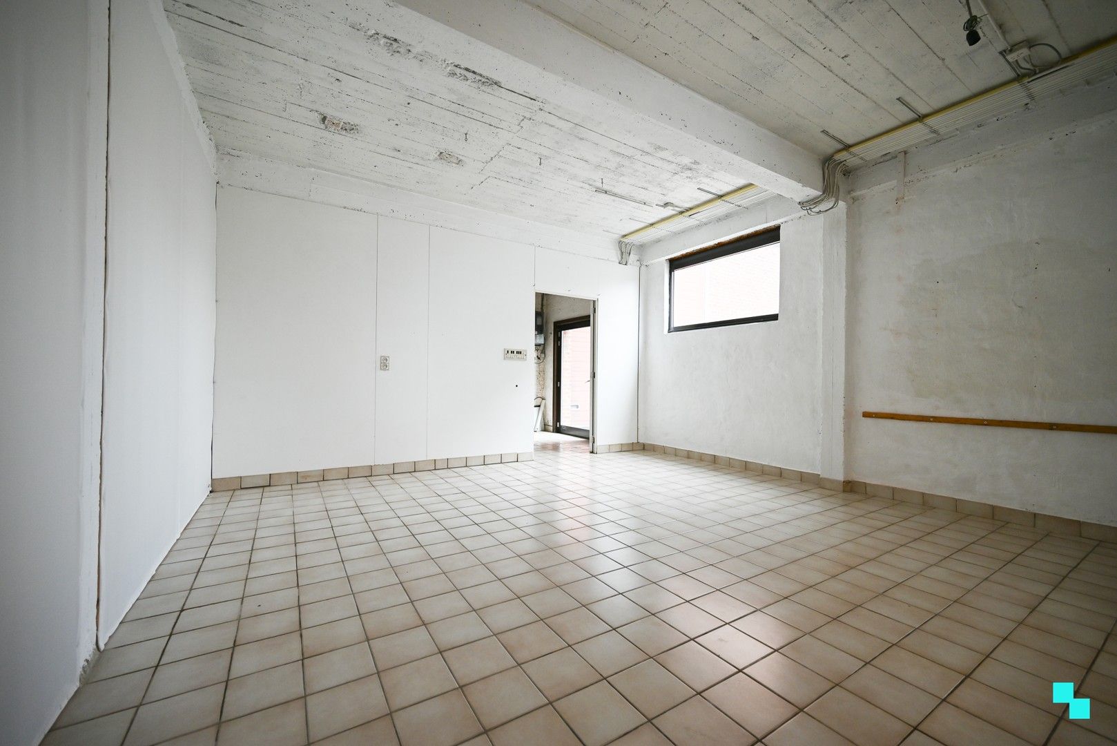 Ruime opslagplaats met voorliggende parkeerplaats te Izegem, Bosmolens foto 16