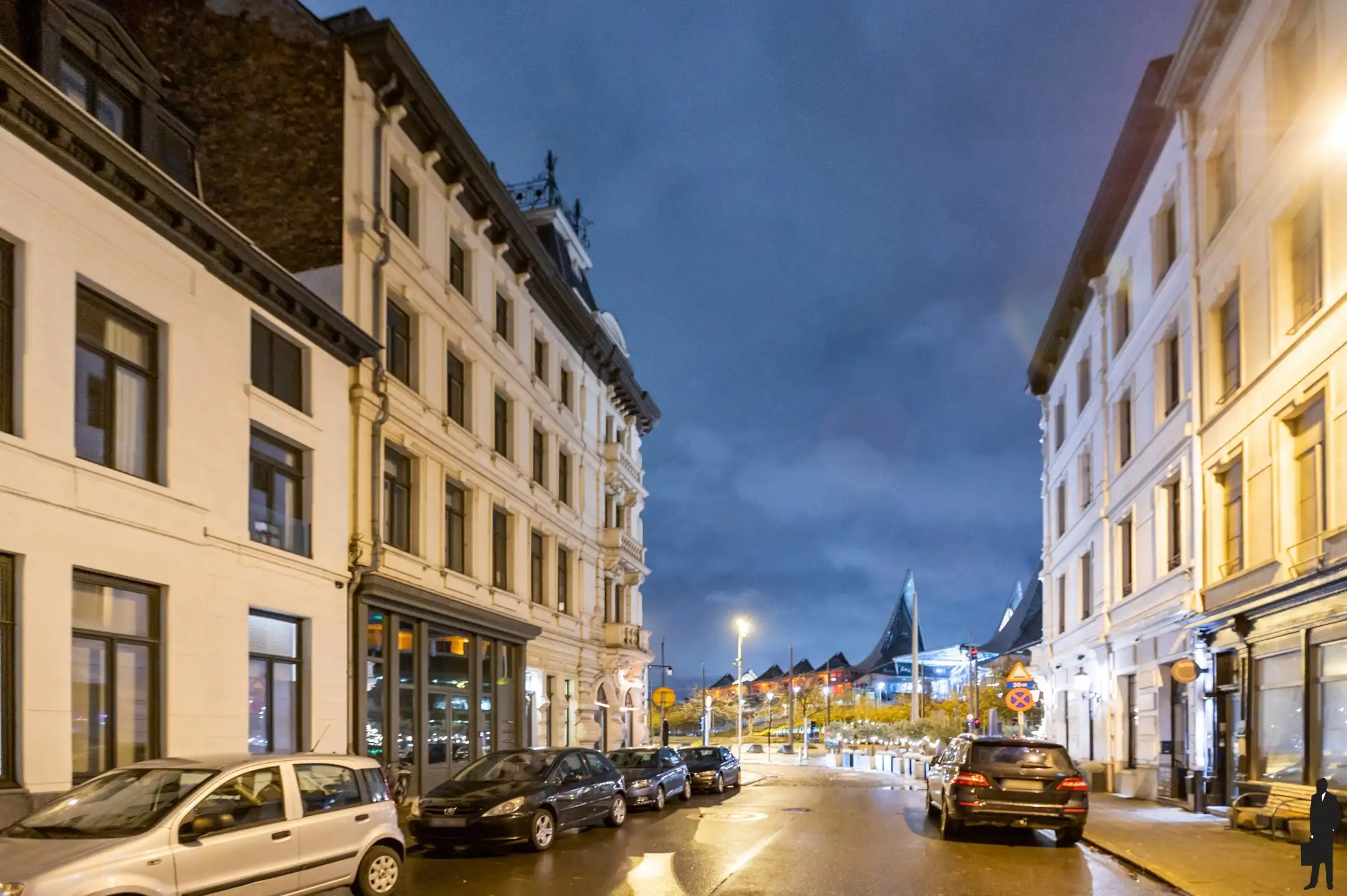 Handelspand op bruisende Bolivarplaats met stabiele huurinkomsten foto 3