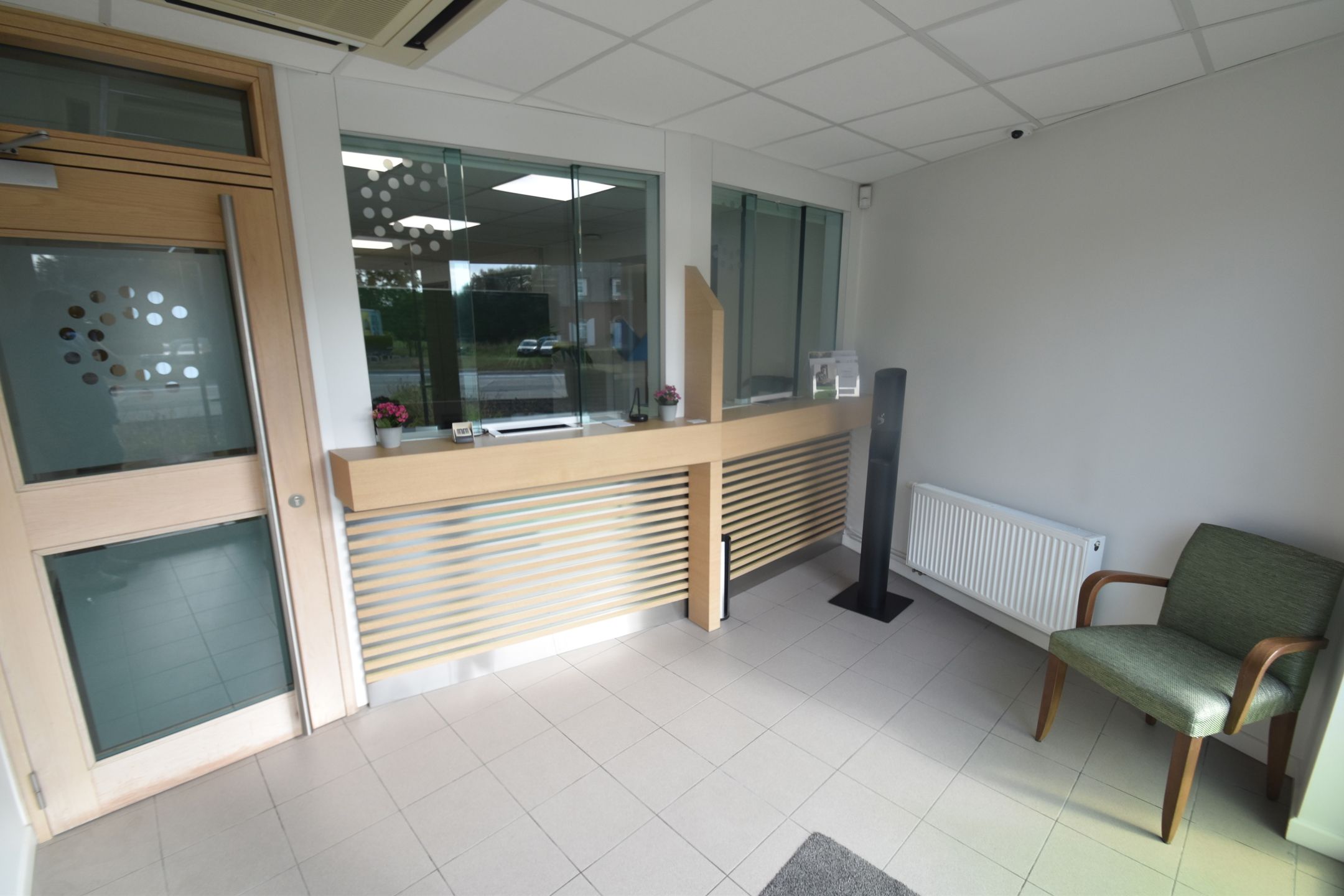 Instapklare villa/bungalow met aansluitend een kantoorruimte/handelsgelijkvloers op ruim perceel van +/- 30 are. Meerdere parkeerplaatsen foto 37