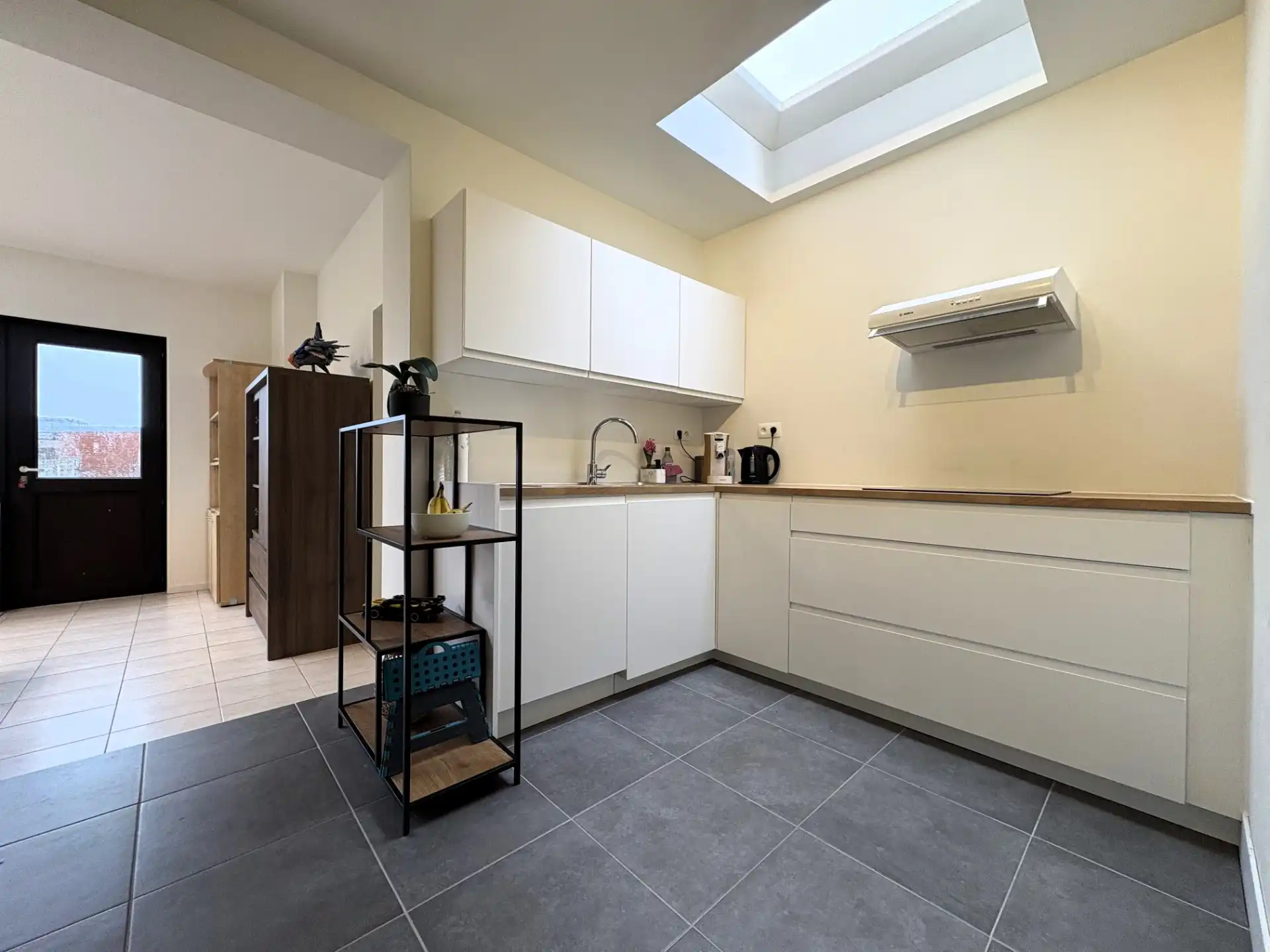 Gerenoveerde half open woning met garage foto 6