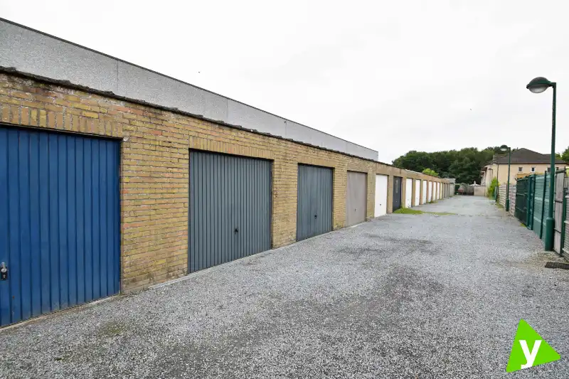 Garagebox op gunstige ligging vlakbij het centrum van Eeklo foto {{pictureIndex}}