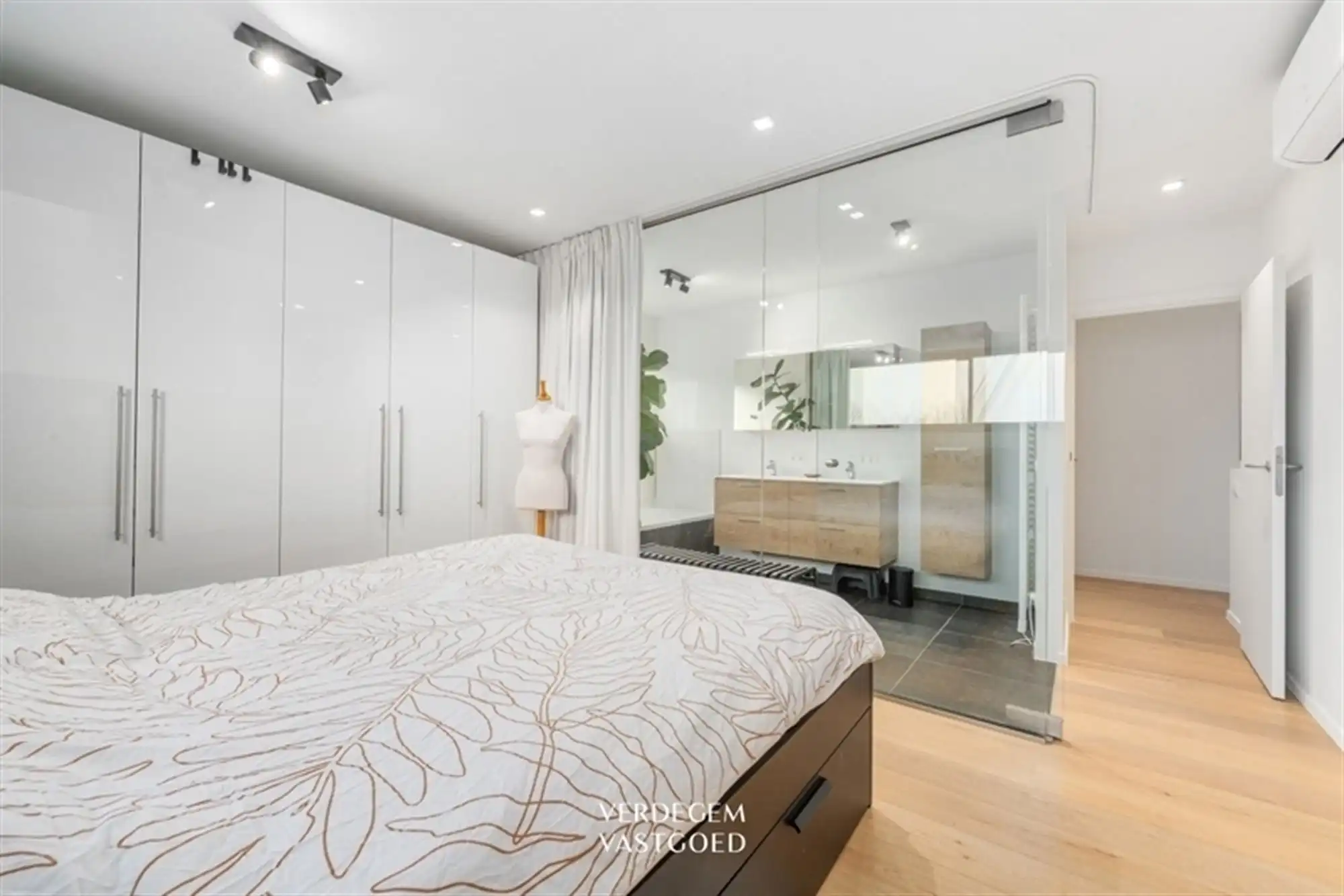 Knappe gezinswoning met 3 slaapkamers, tuin en inpandige garage op een topligging foto 10