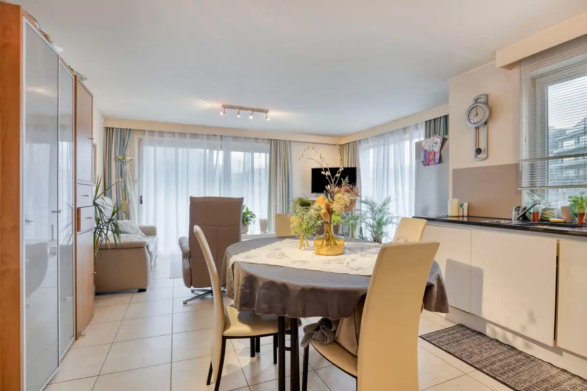 Gemeubeld hoek appartement met twee slaapkamers foto 8