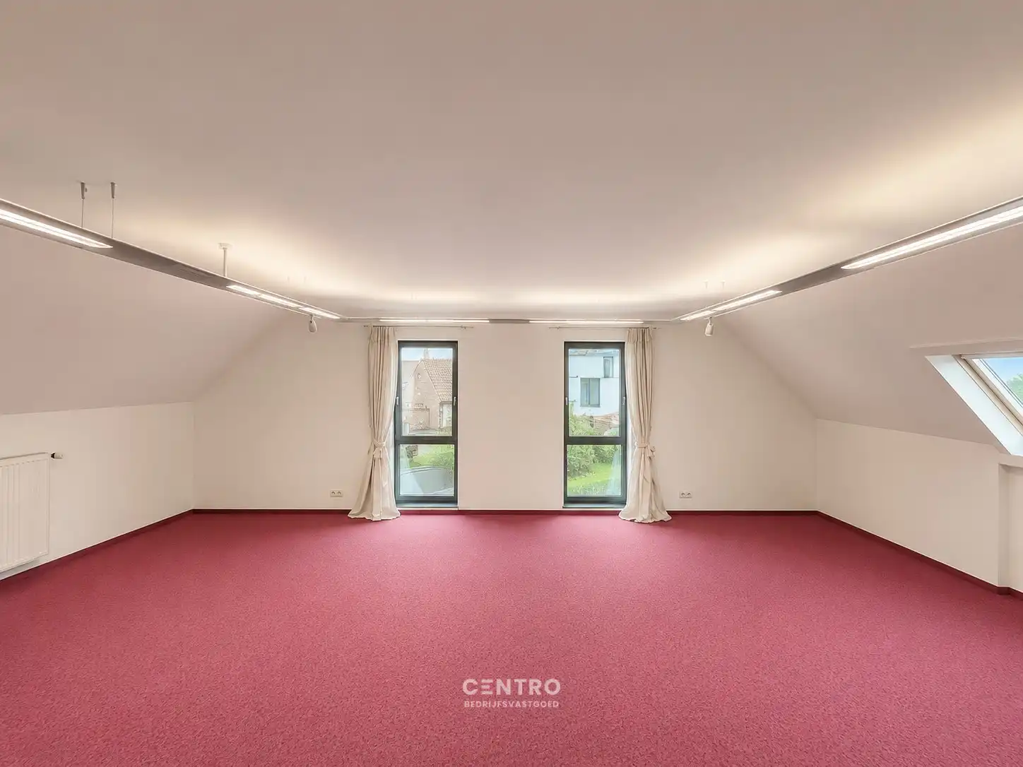 Ruim (430m²), multifunctioneel pand (bewoning, kantoor, praktijk, horeca, ...)  op ZICHTLOCATIE langs invalsweg Roeselare (vlakbij de ring R32). foto 15