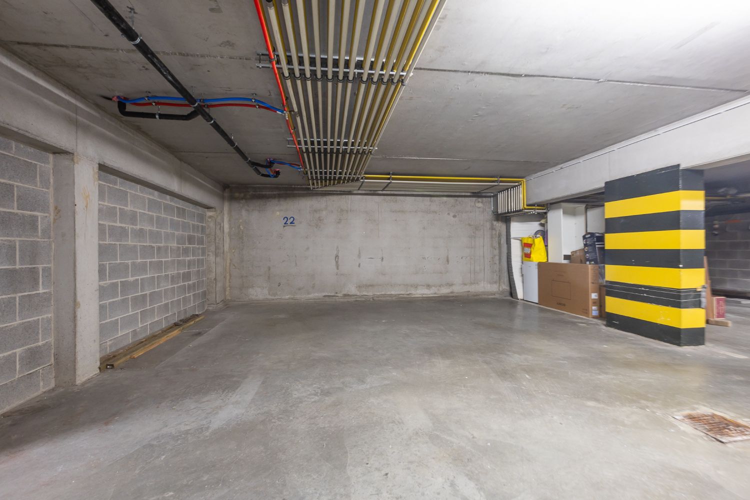 Dubbele overdekte parkeerplaats foto {{pictureIndex}}