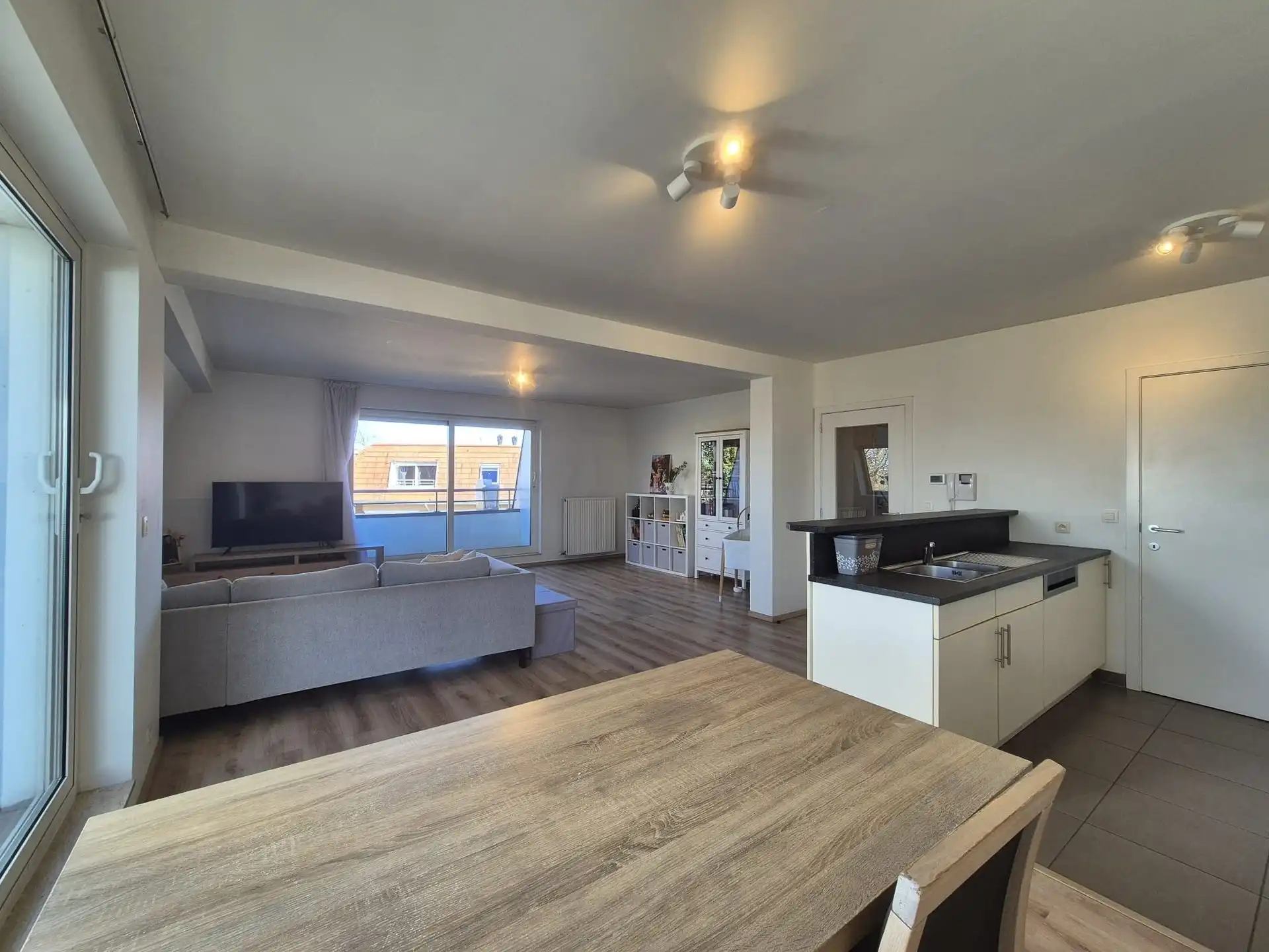 Residentieel en in afgesloten privé domein gelegen instapklaar ruim appartement. foto 7