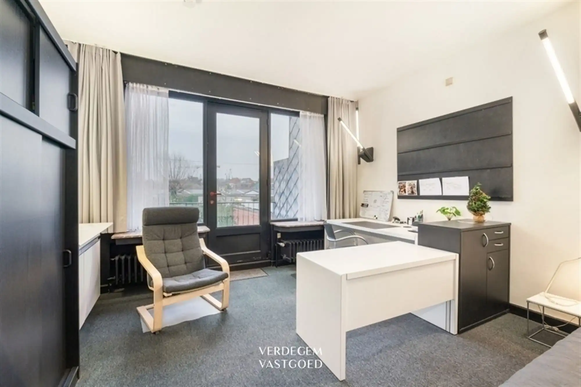 Architecturale woning met meerdere slaapkamers, garage en prachtige tuin foto 6