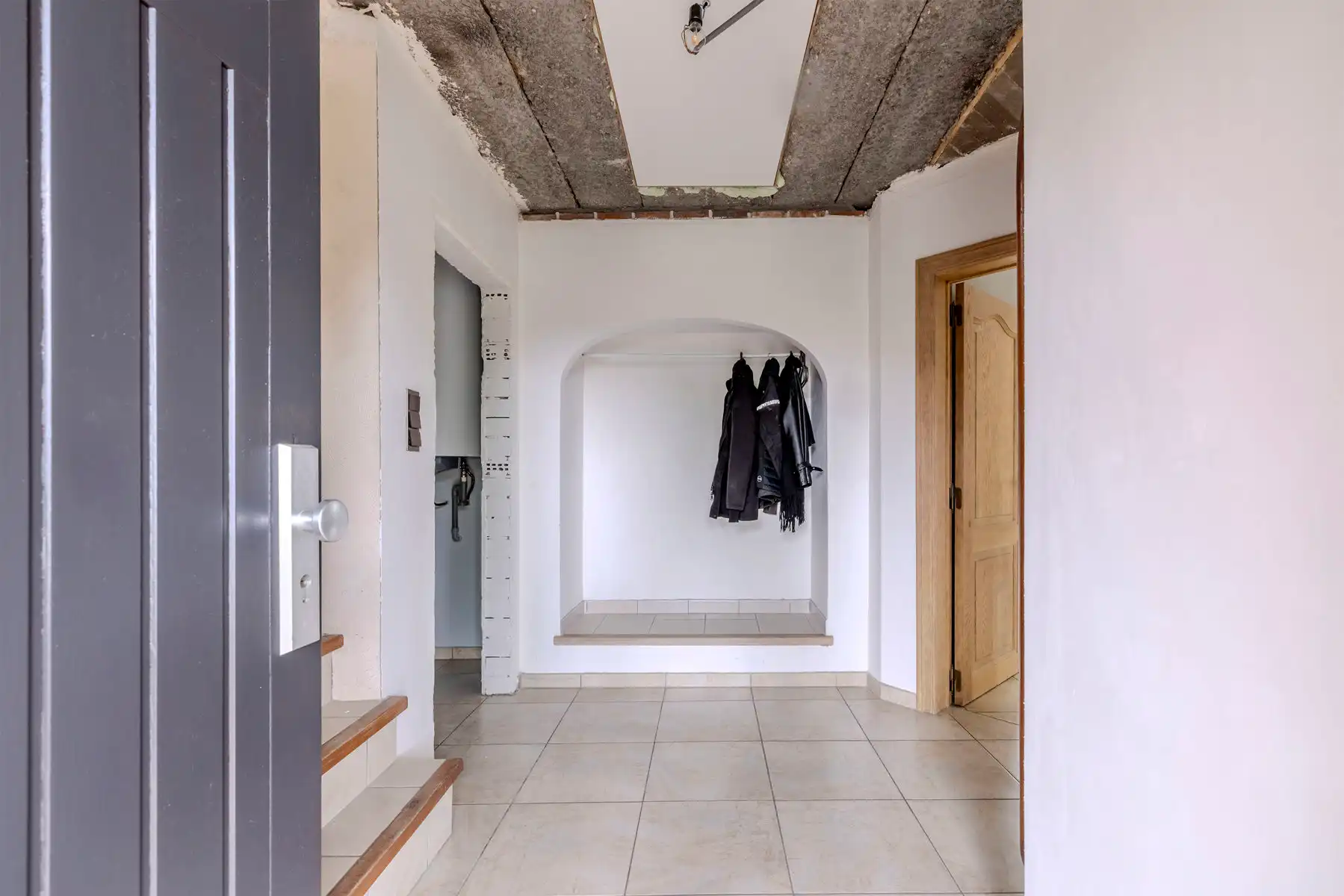 Ruime gezinswoning met garage en tuin op 557m2 grond foto 2