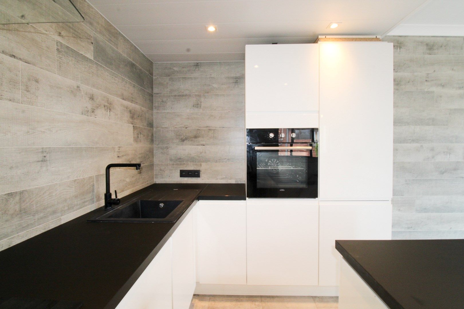 Te koop: Instapklaar en charmant appartement in hartje Hemiksem! foto 5