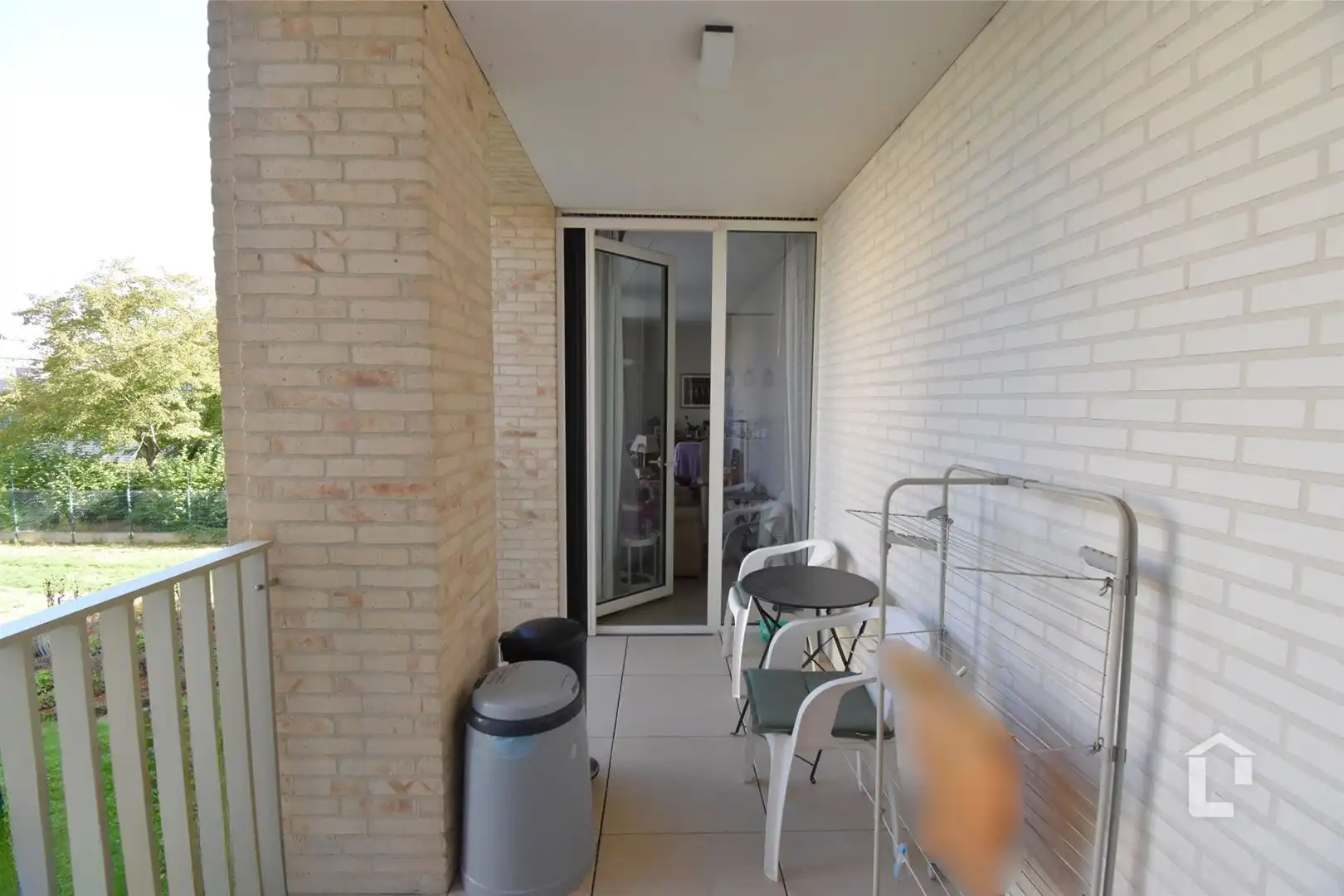 Groen appartement met terras en parking foto 4