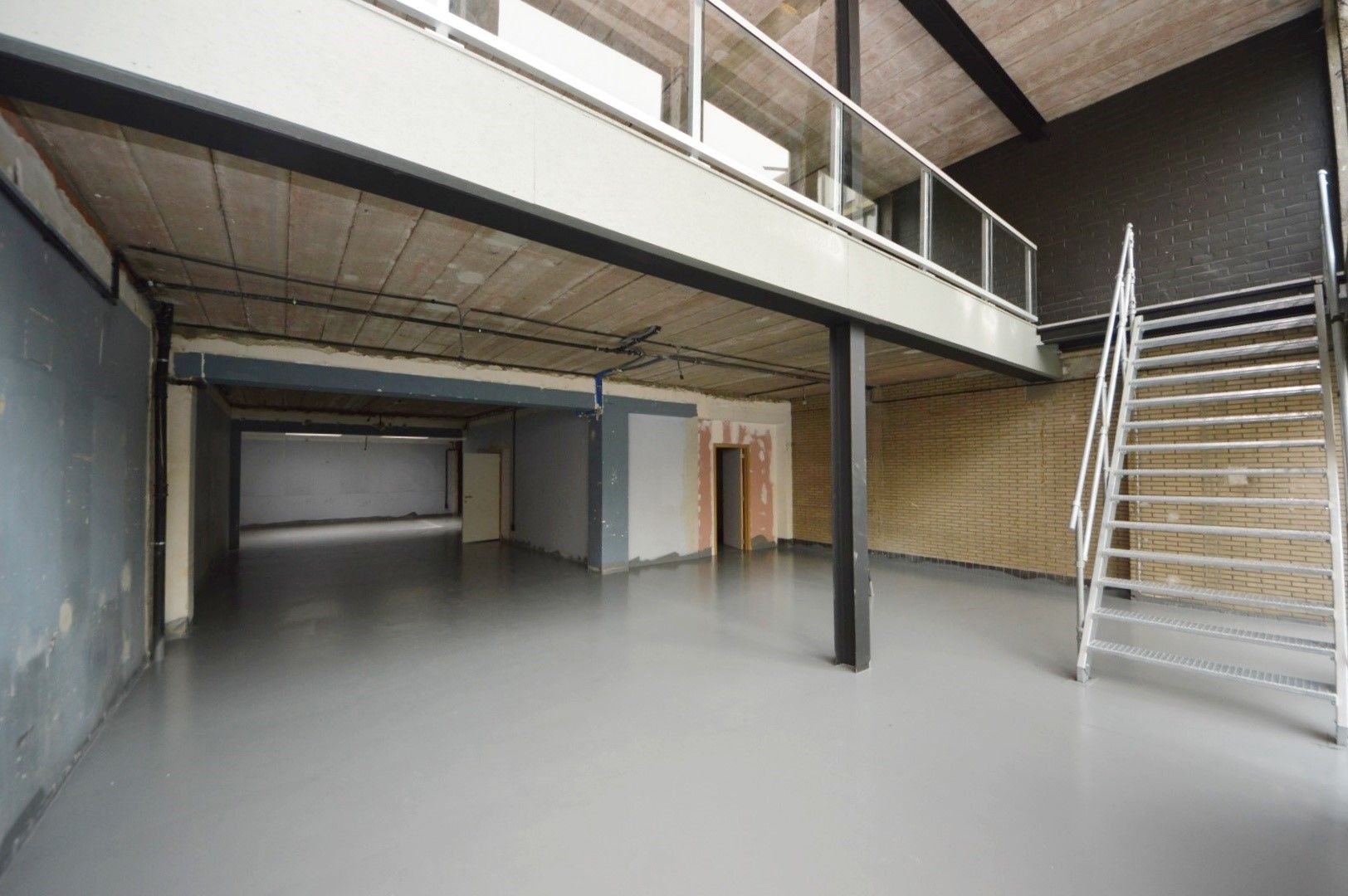 TOP GELEGEN HANDELSGELIJKVLOERS  foto 4