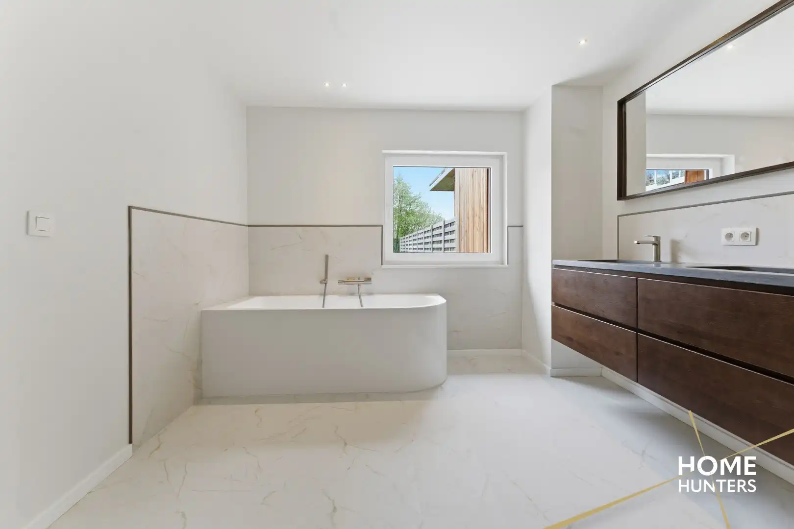 Prachtig gerenoveerde woning te Brielen met 2 slaapkamers, 2 badkamers en een garage foto 8