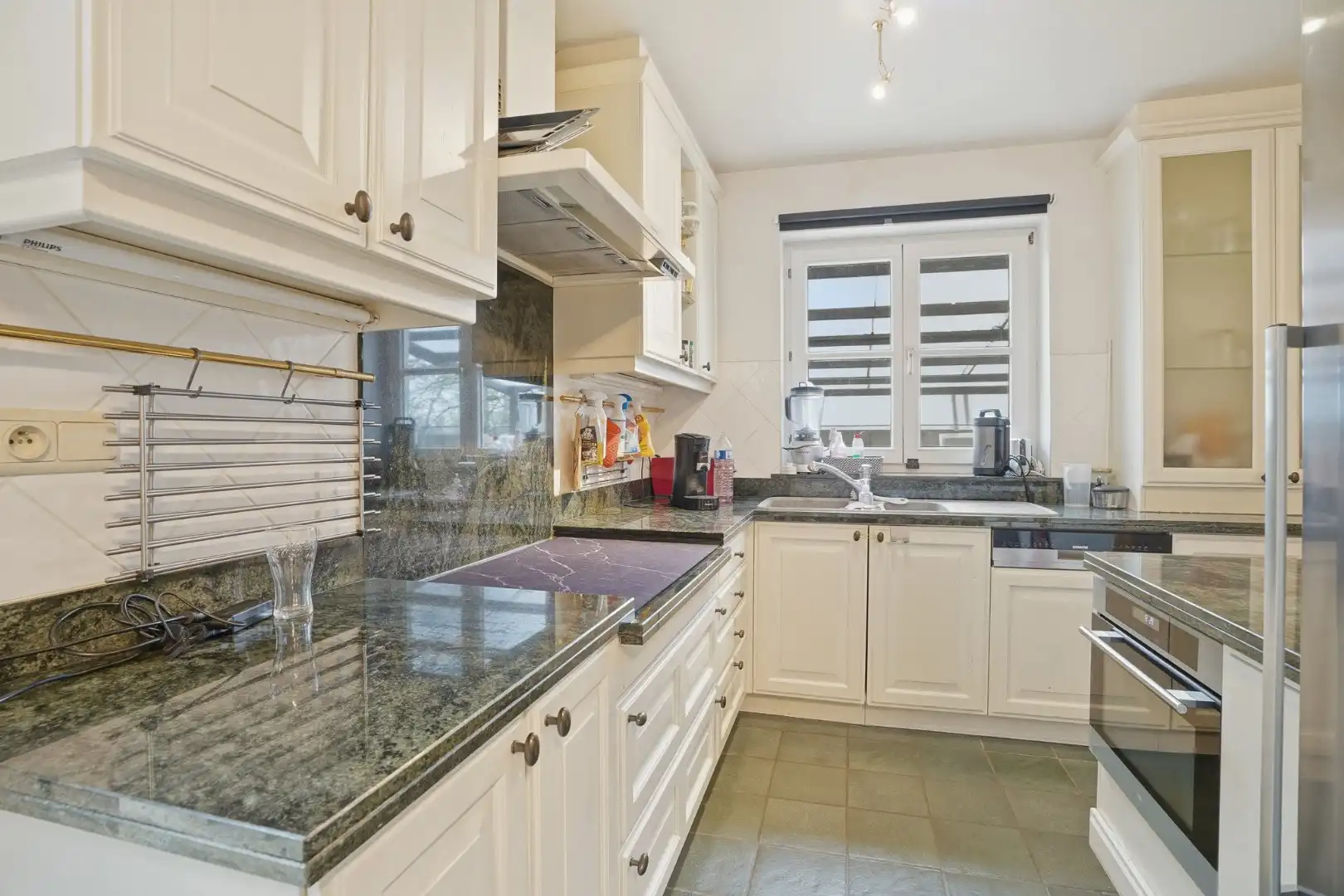 Landelijk gelegen villa met loods in Aartrijke foto 12