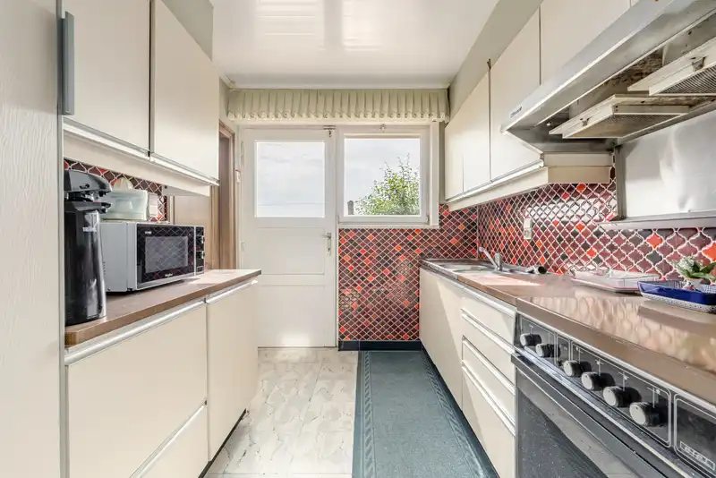 Izegem - Tussenwoning met garage en leuke tuin foto 9