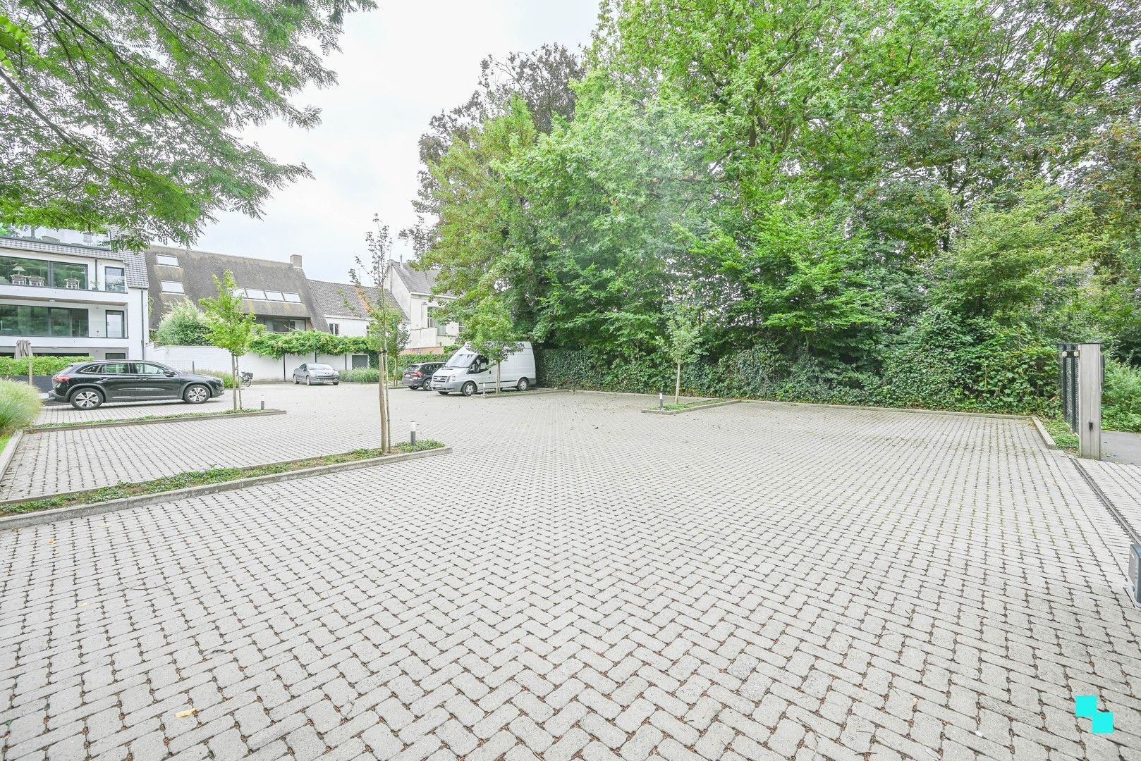 Centraal gelegen parkeerplaatsen in Oostrozebeke foto 3