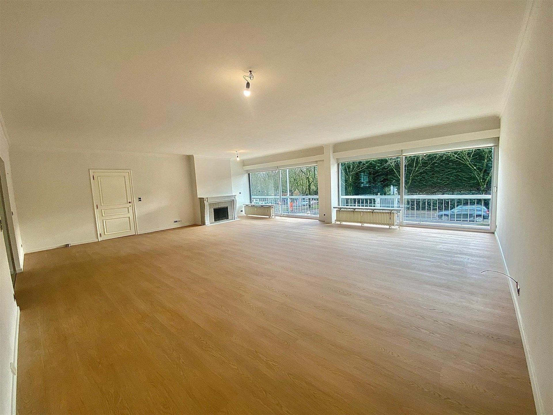 Zeer ruim appartement met drie slaapkamers en garage  foto 2