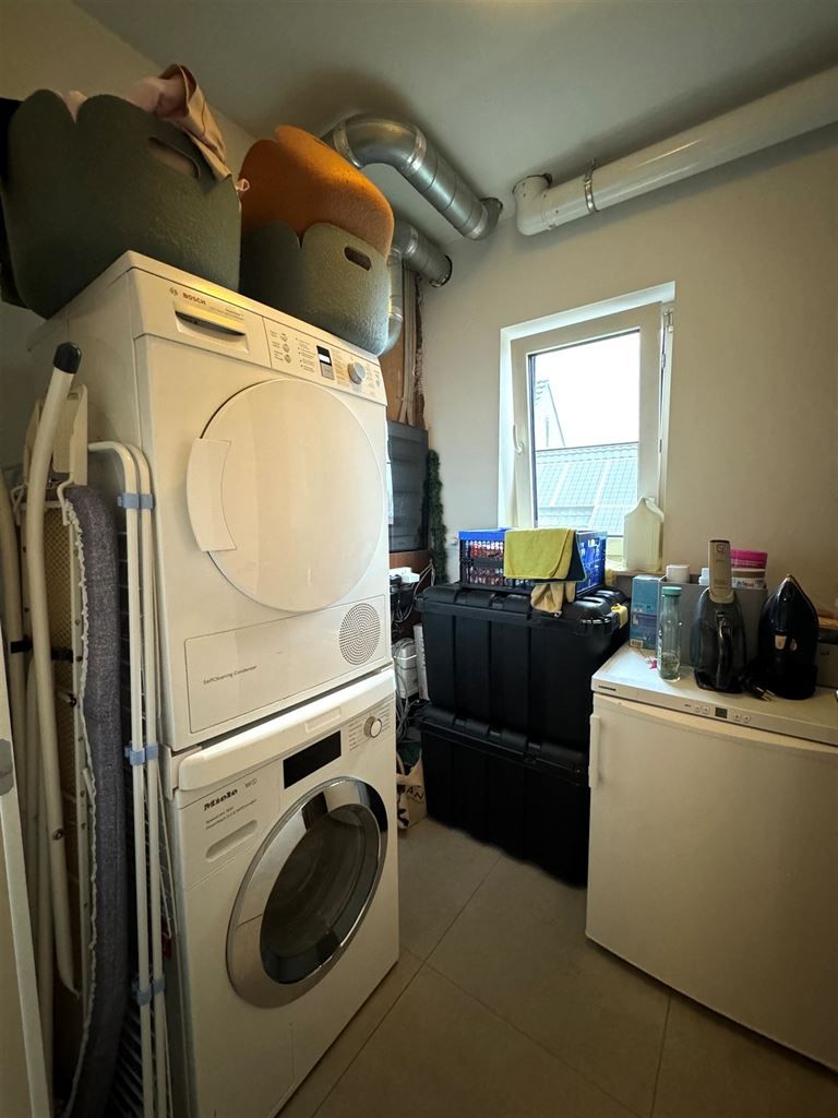 Prachtig duplex-appartement met 3 ruime slaapkamers, groot terras en aparte garage, rustig gelegen nabij het centrum van Maaseik. foto 19