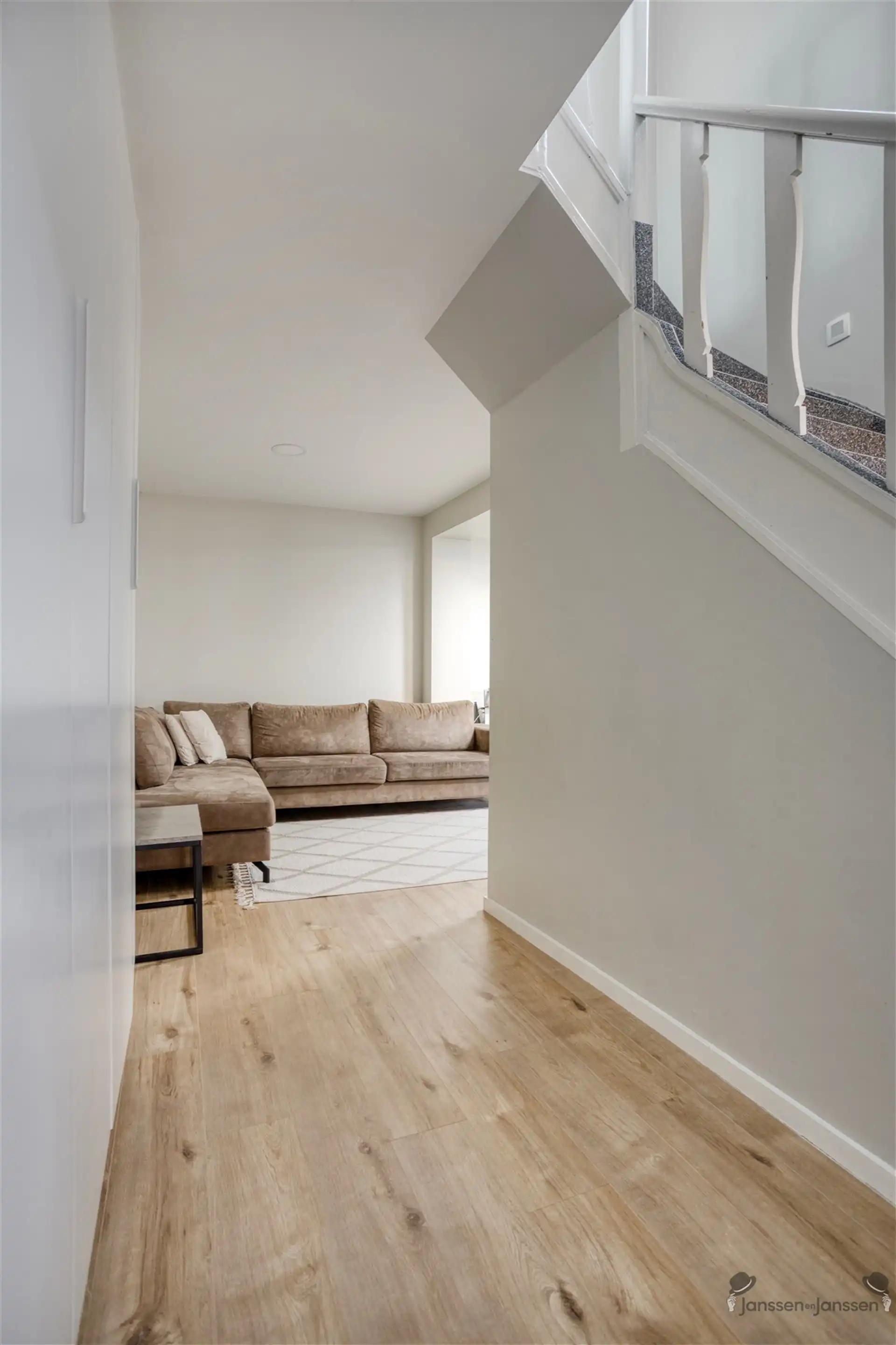 Volledig gerenoveerde HOB op topligging aan rustig pleintje te Genk foto 7