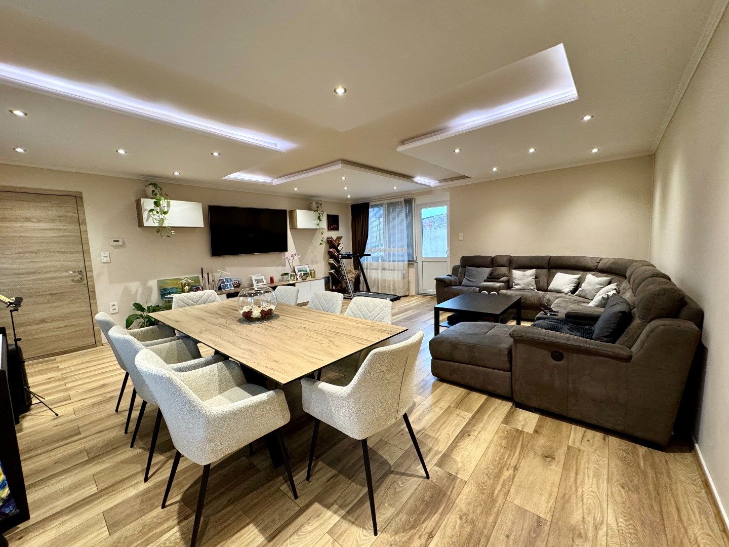 GERENOVEERDE HALFOPEN WONING MET 4 SLPKS EN RUIM TERRAS foto 6