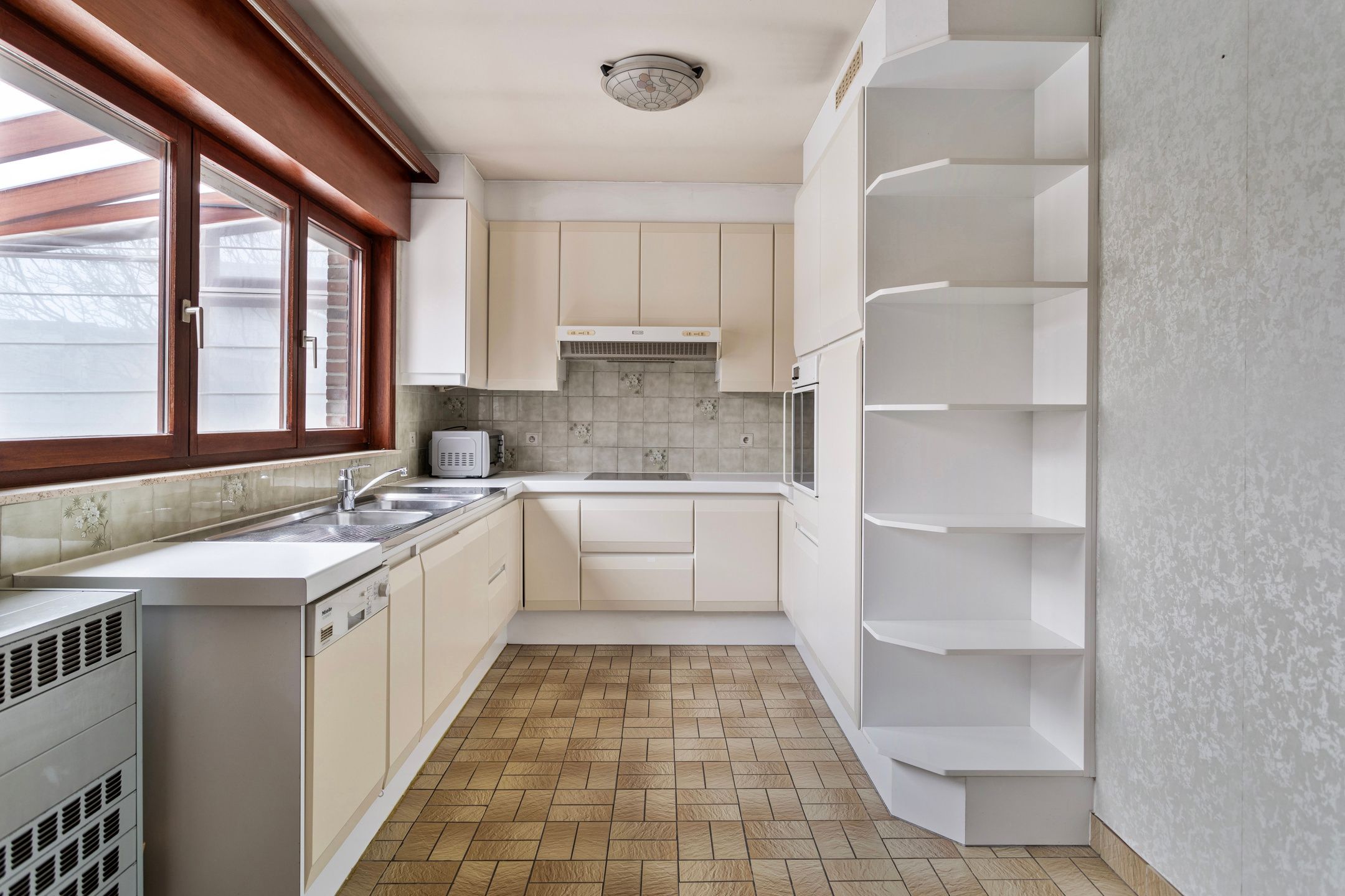 Ruime, te renoveren woning op perceel van 8a70 foto 9