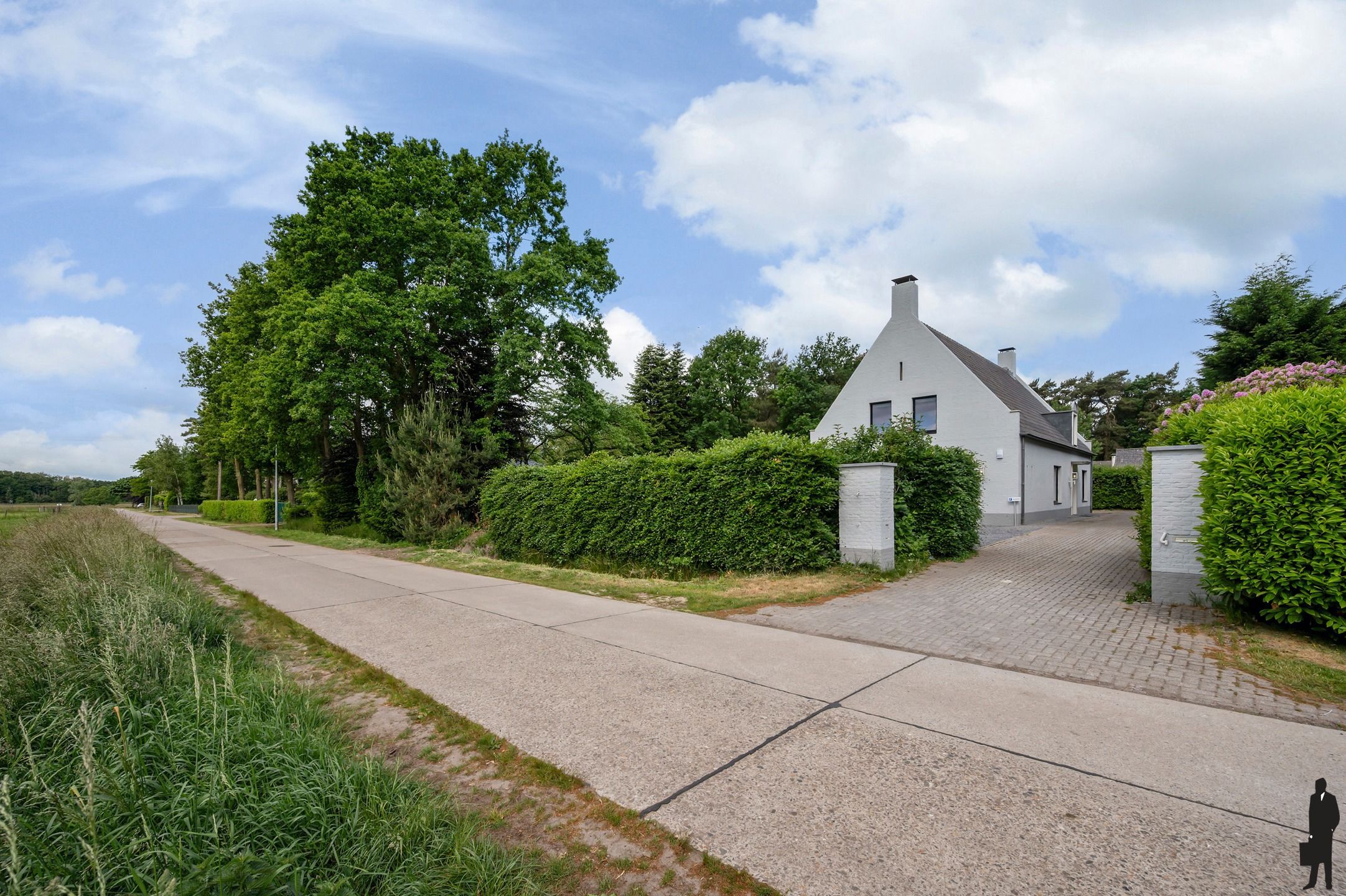 Gerenoveerde villa op 1.900 m² nabij de Nederlandse grens foto 31