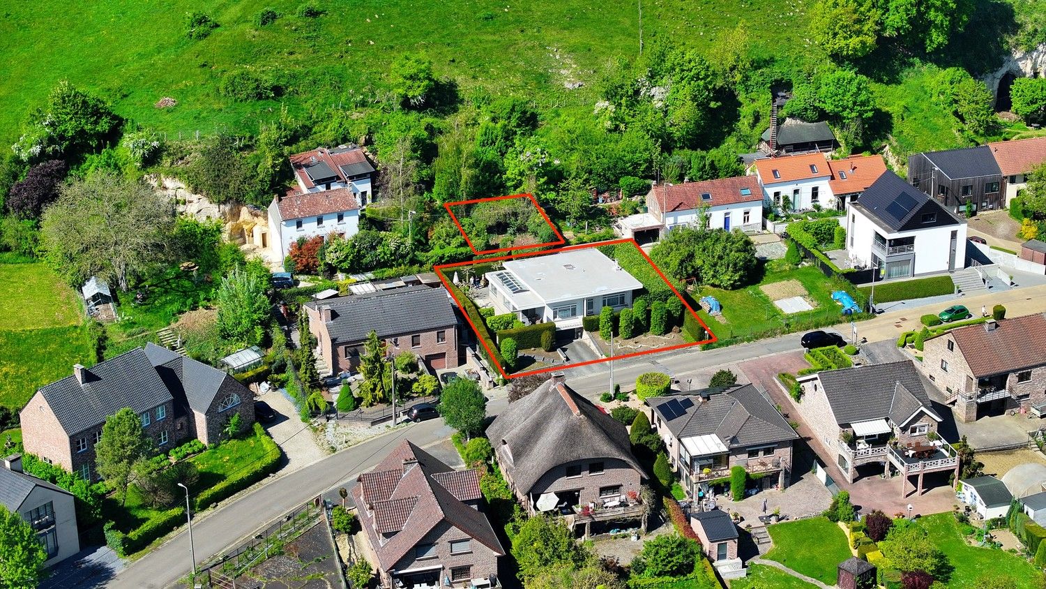 Charmante, instapklare bungalow met 3 slaapkamers en inpandige garage, schitterend gelegen tegen de bergrug van Kanne foto 3