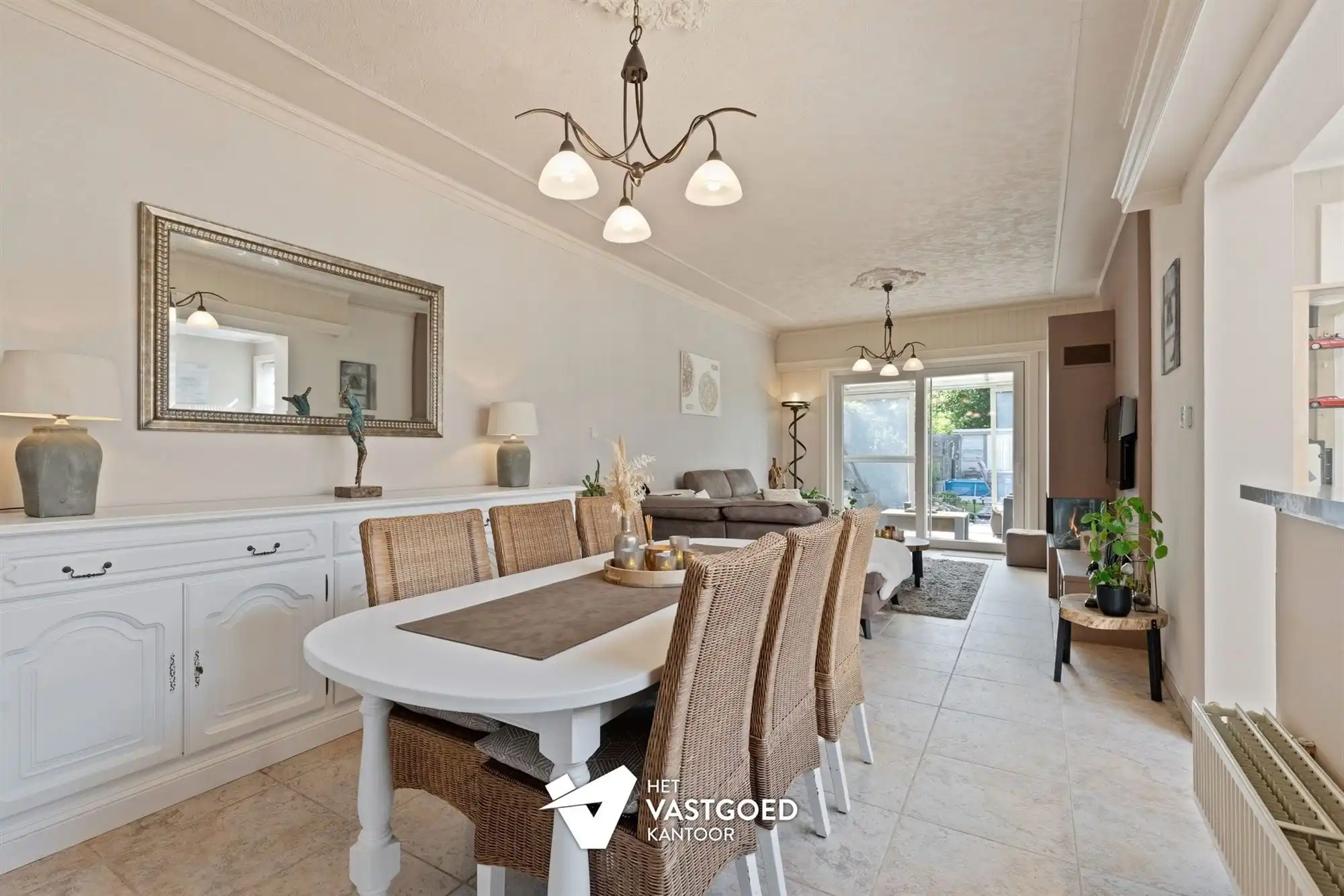 INSTAPKLAAR GELIJKVLOERS APPARTEMENT MET TERRAS, TUIN EN GARAGE foto 5