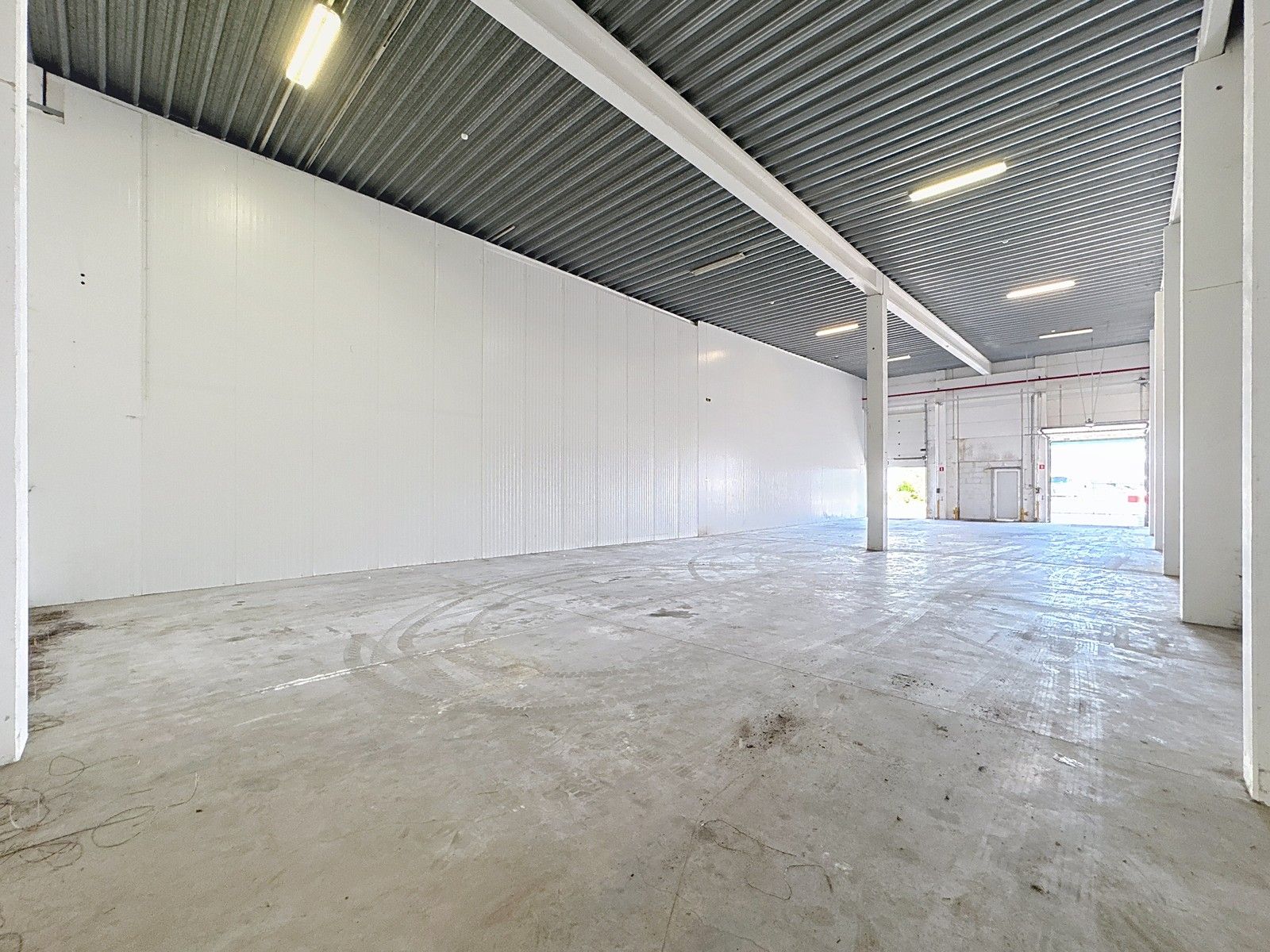 Instapklare OPSLAGRUIMTE (380m²) met verharde koer te huur op industriezone te Veurne! foto 4