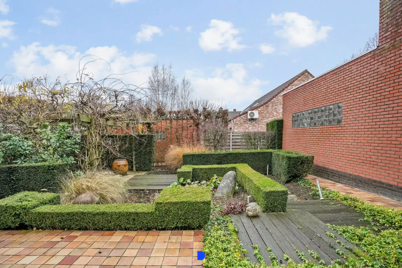 Handelspand met woonst op commerciële ligging. foto 7