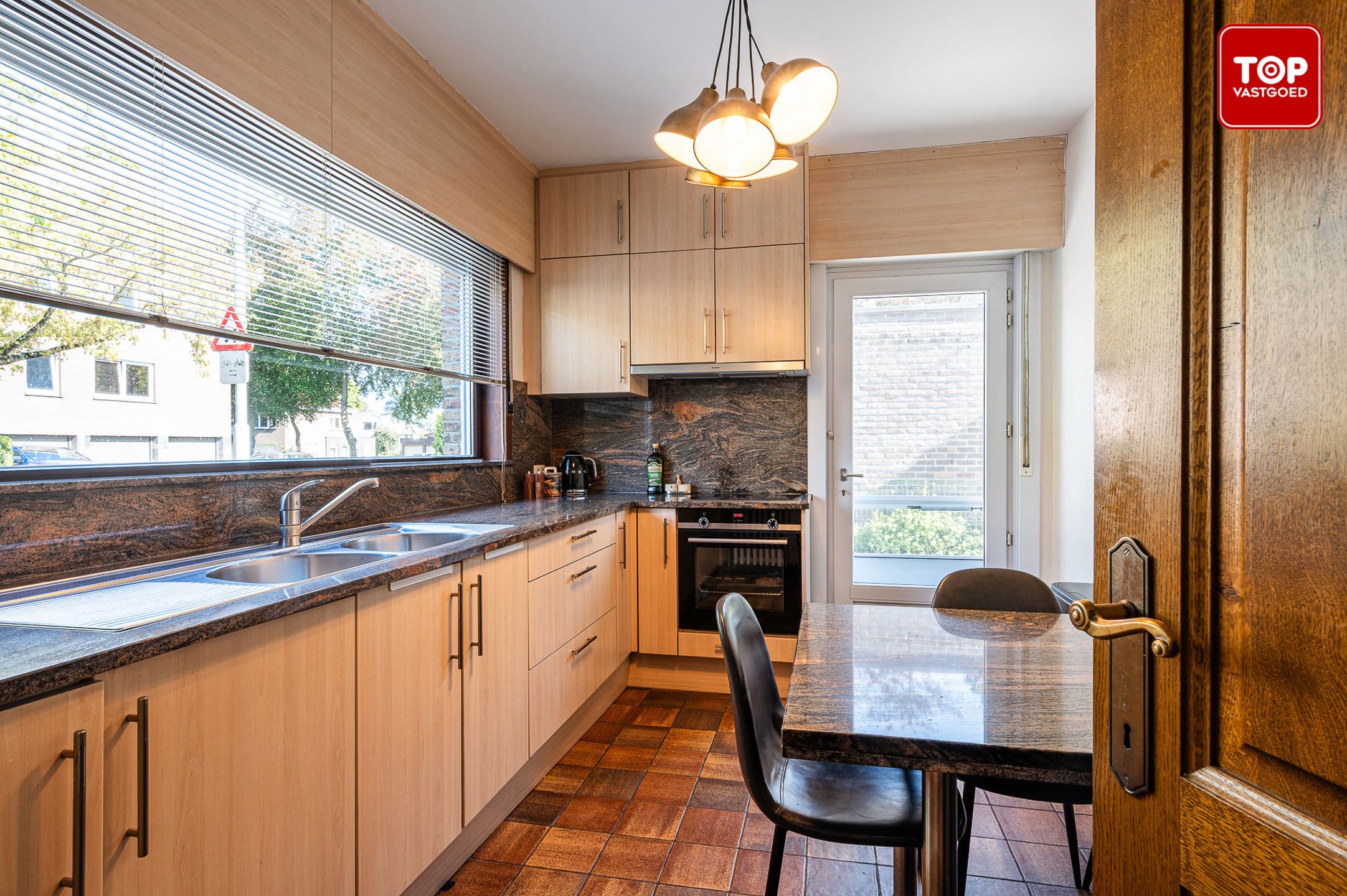 Instapklare halfopen bebouwing met drie slaapkamers foto 3