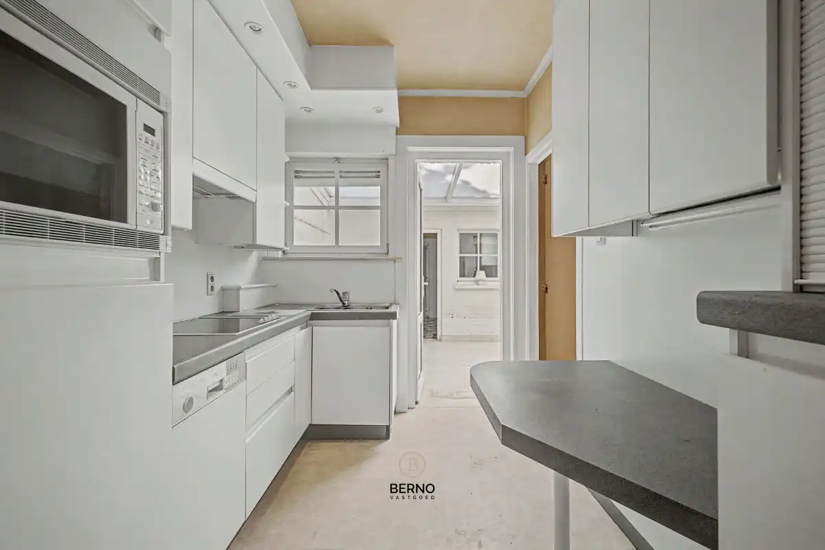 Halfopen bebouwing met oprit en ruime, zonnige tuin. foto 8