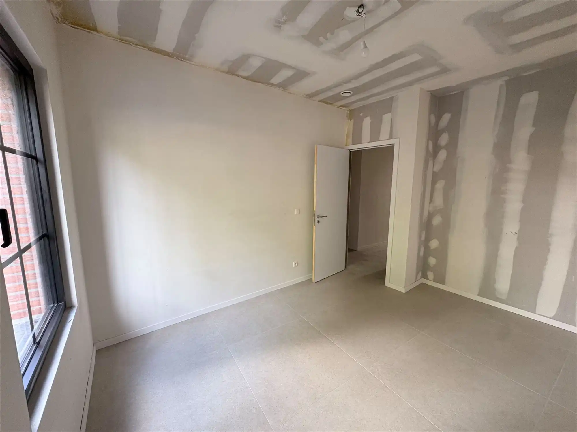 Nieuwbouwappartement met 1 slaapkamer en grote tuin. foto 15
