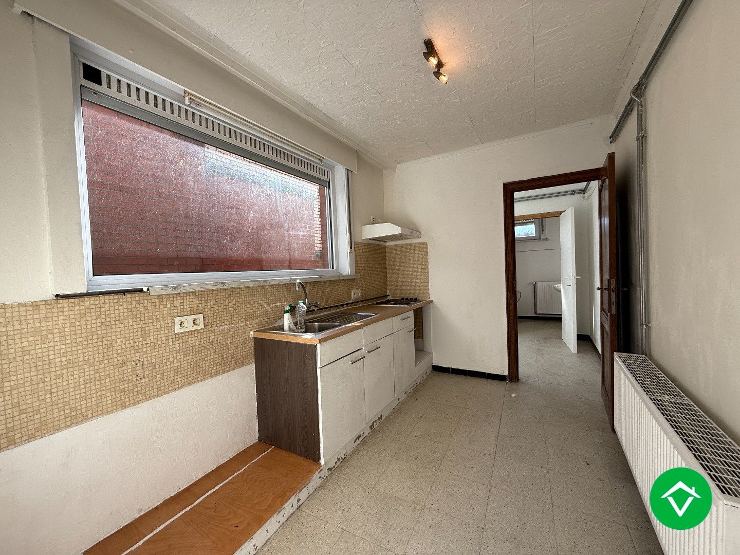 Instapklare rijwoning met 2 slaapkamers, zolder en koer in centrum Roeselare foto 6