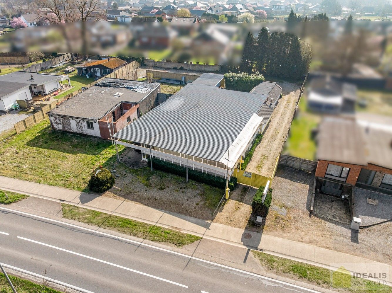 IDEALIS VASTGOED - TE RENOVEREN/AF TE BREKEN HANDELSPAND GELEGEN OP EEN RUIM PERCEEL VAN 12A 23CA! Dit te renoveren/af te breken handelspand omvat maar liefst +-350m² netto oppervlakte op een perceel van 12a23ca. Een unieke kans voor kandidaten op zoek naar een renovatieproject/grond op een hele fijne locatie dicht bij de centra van Oudsbergen, Bree en Peer! foto 2