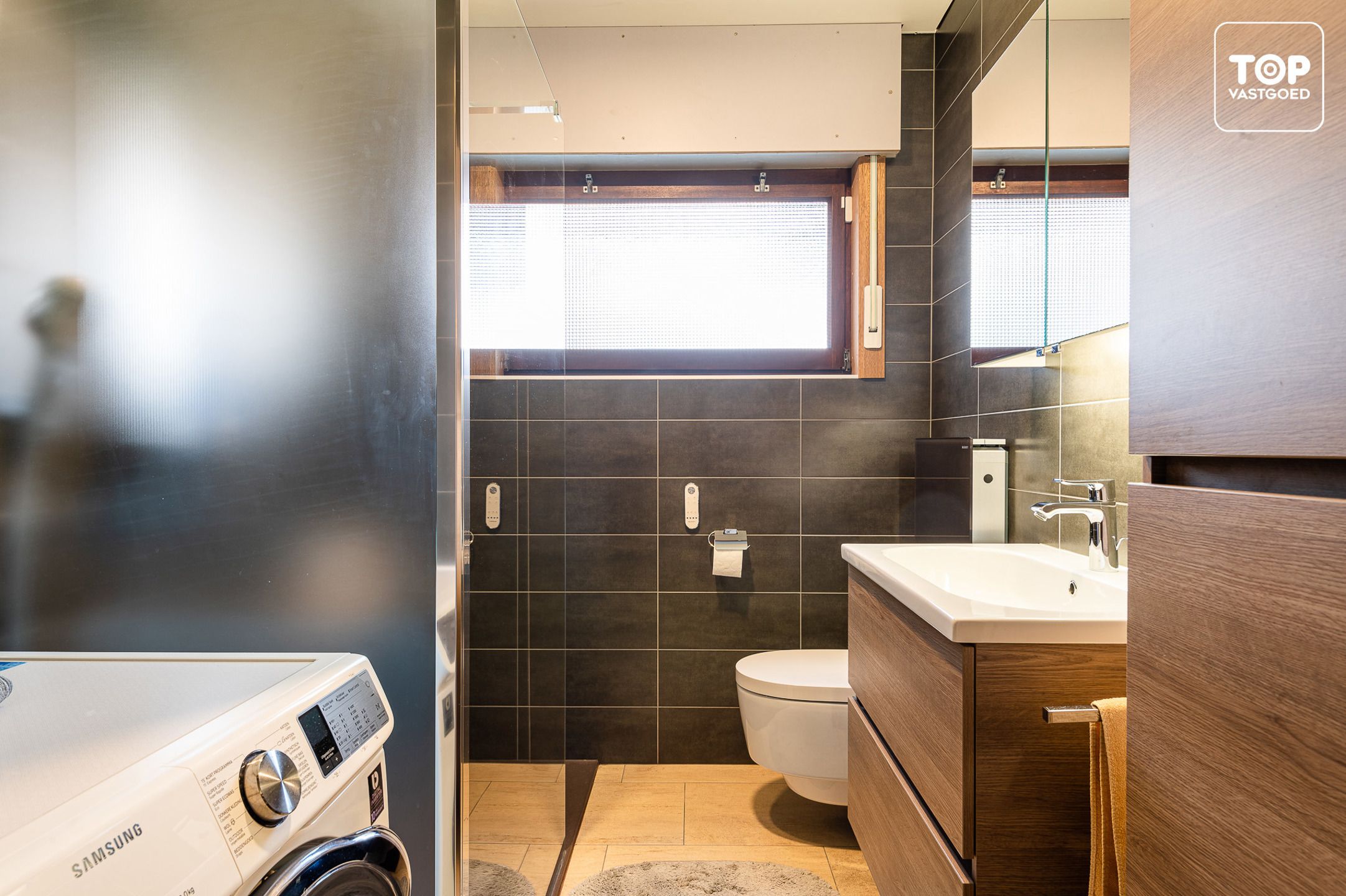 Woning met mooie tuin en ingang via de achtergelegen garage.  foto 8