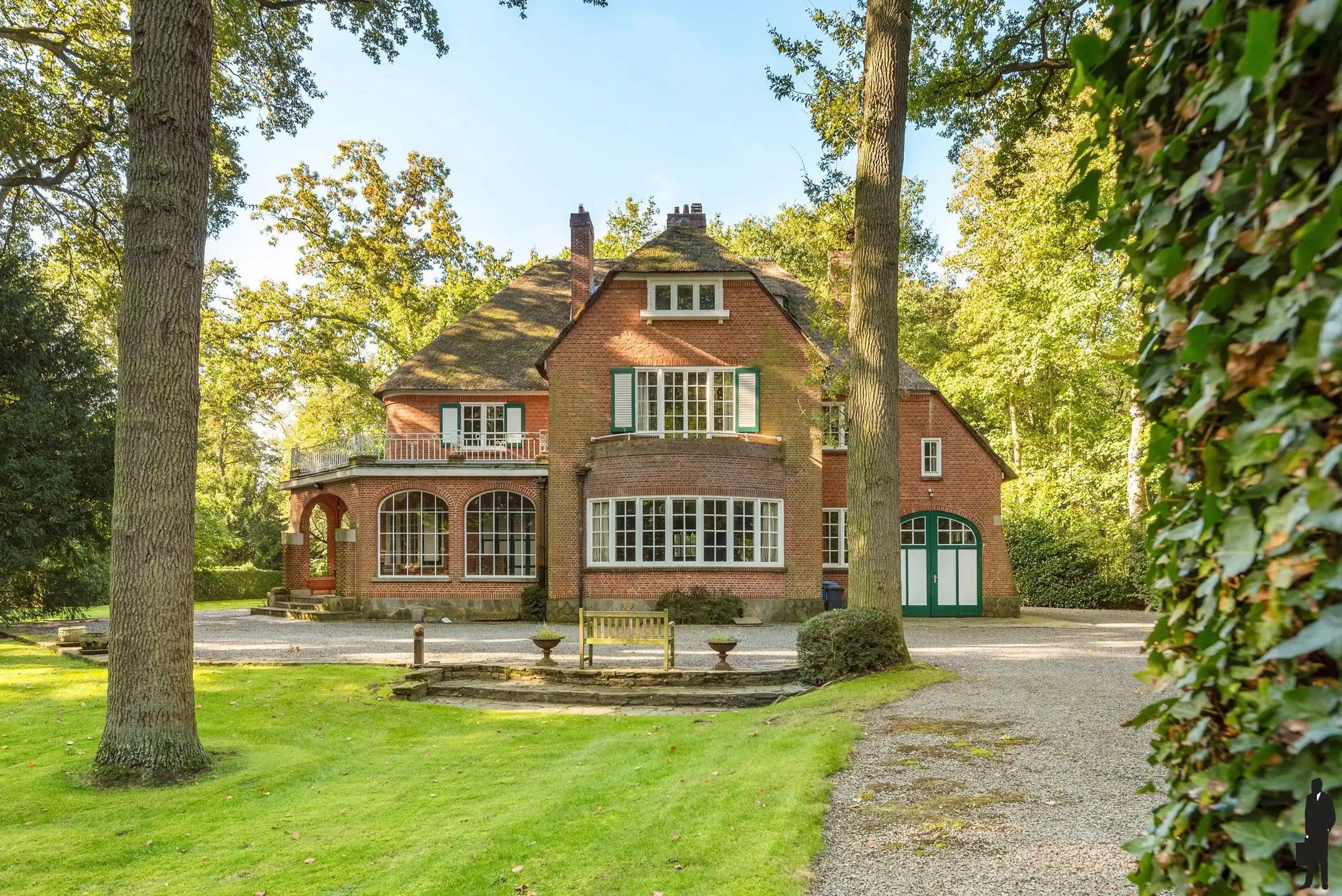 In Vriesdonk, rietgedekte karaktervolle villa met authentieke elementen, prachtige parktuin, hoge plafonds en veel verbouwingspotentieel! &nbsp;Grondoppervlakte &nbsp;is ca. 9127m². foto 24