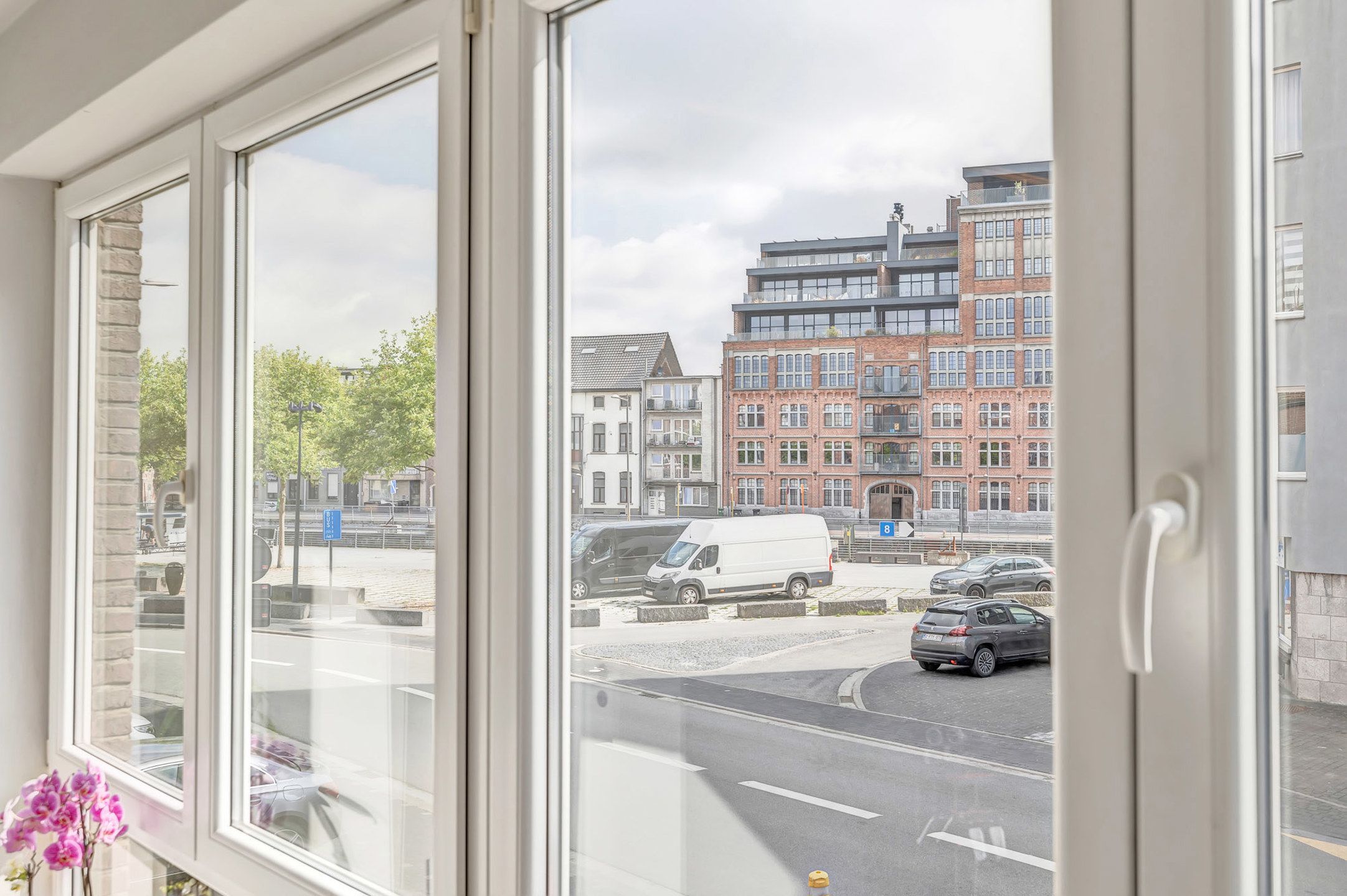 Volledig gerenoveerde bel-etage met ruime garage en terras foto 16