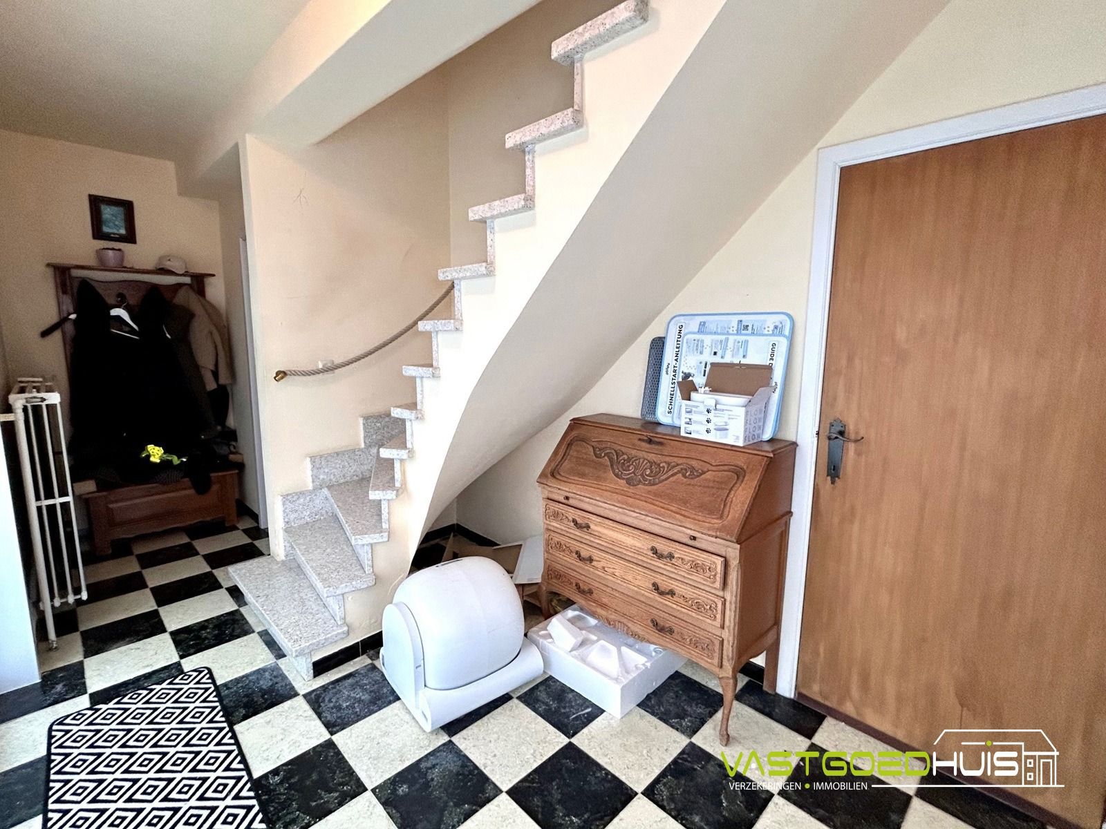 Karaktervolle, halfopen bebouwing met garage en tuin foto 4