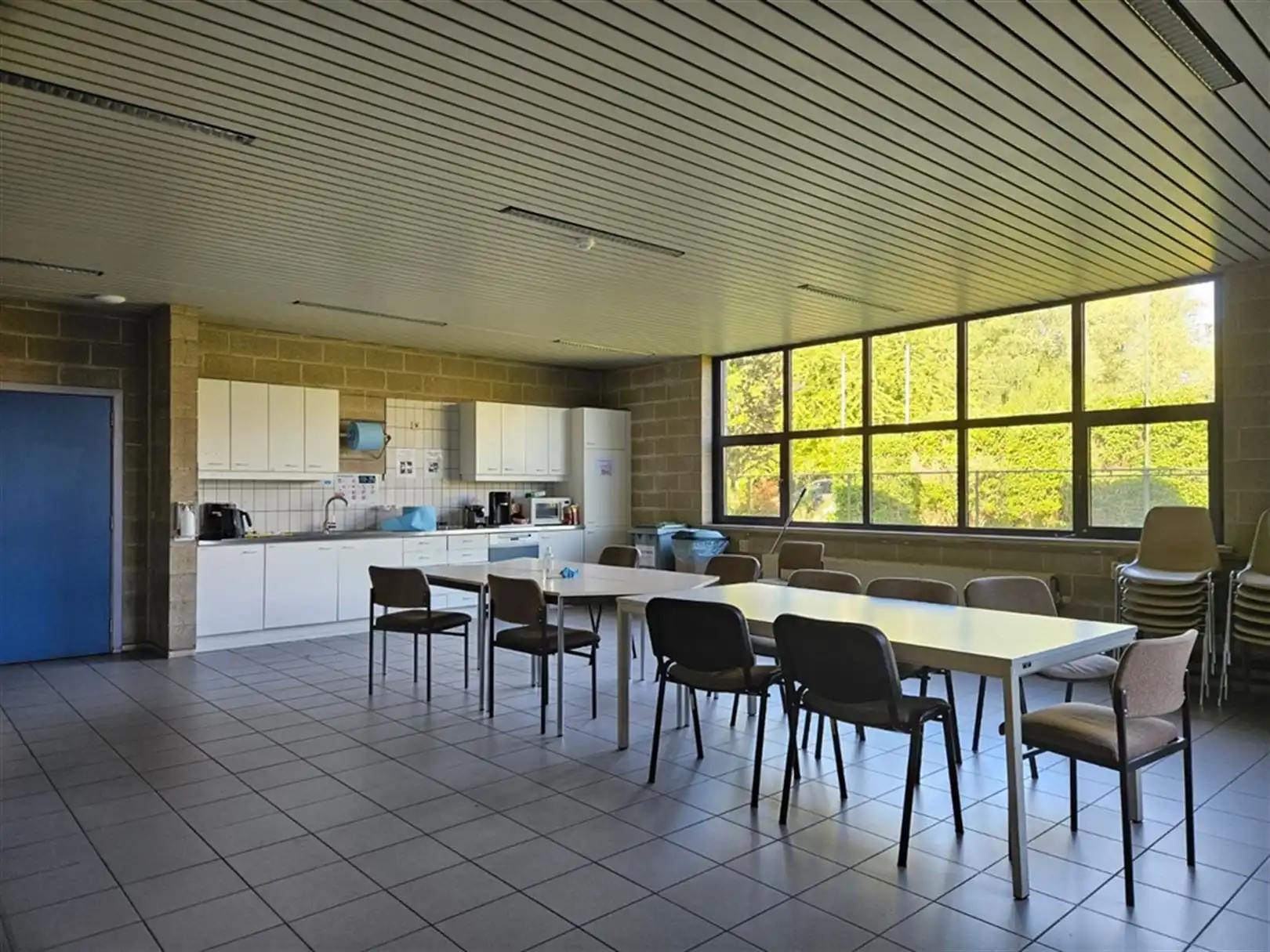 Magazijn met laad- en loskades en kantoren nabij R4 foto 27