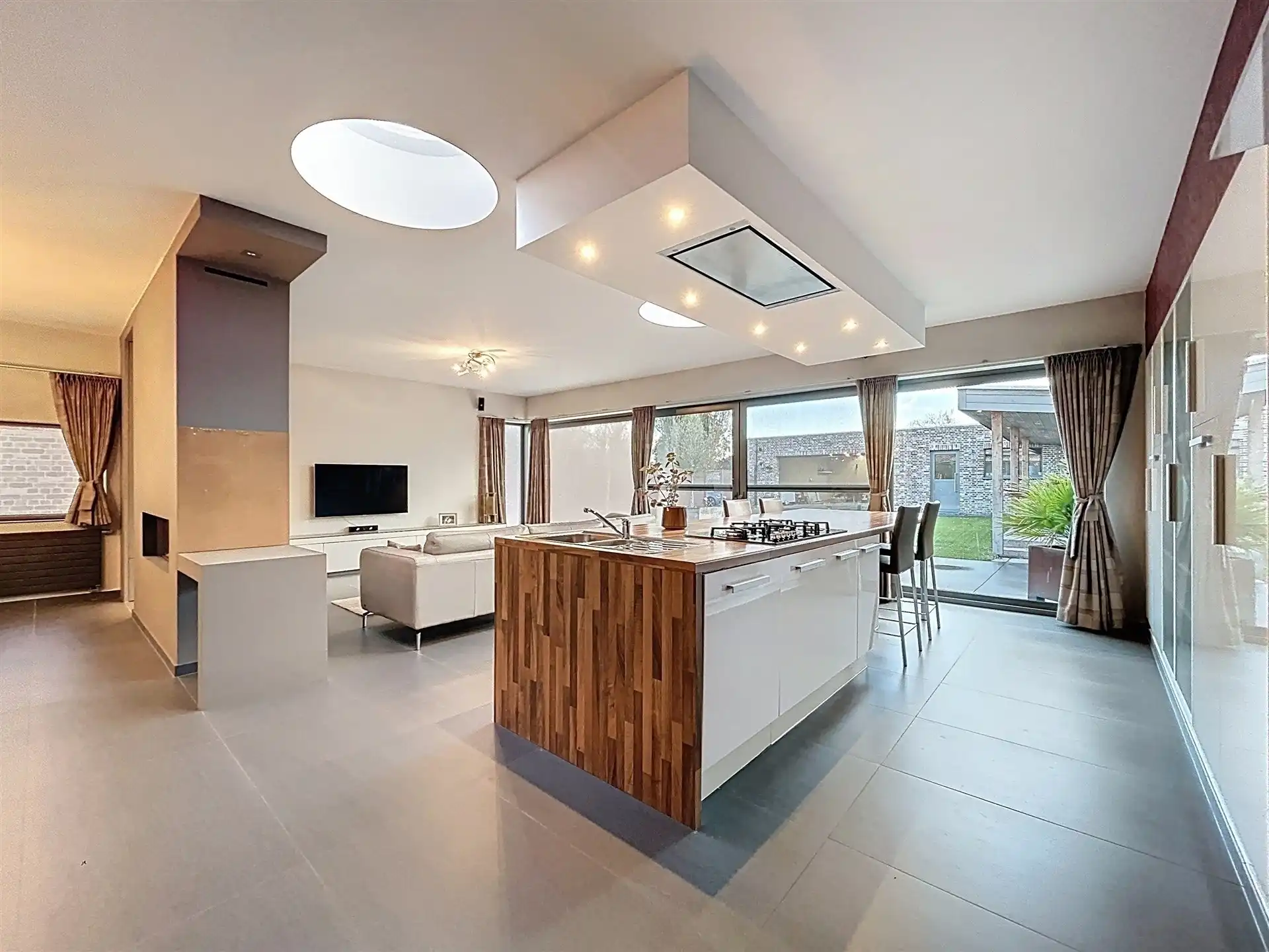 Energiezuinige gezinswoning met 5 slaapkamers dubbele garage  en bijgebouw op perceel van 511m² foto 4