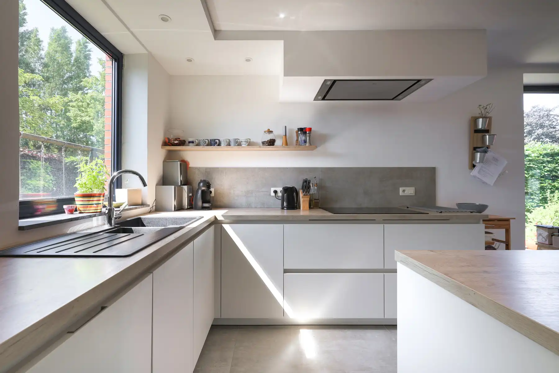 Vrijstaande woning op uniek perceel met zwembad foto 17