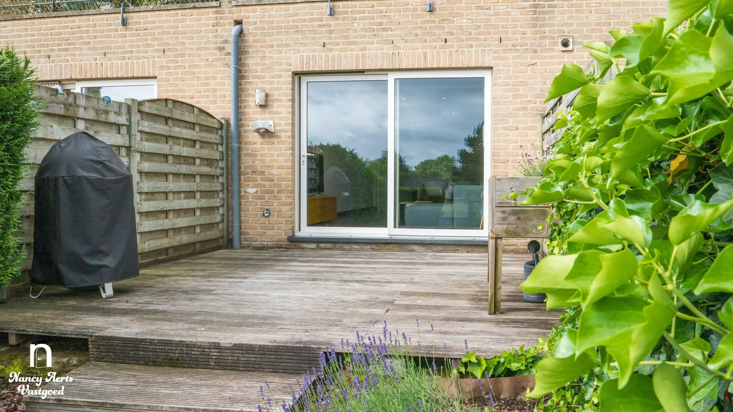 Lichtrijk gelijkvloers appartement met tuin en mooi uitzicht foto 20
