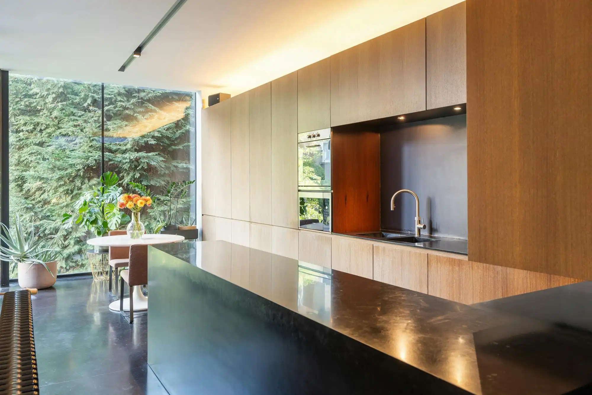 Herenhuis van 430 m² met praktijkruimte vlakbij Tour & Taxis foto 6