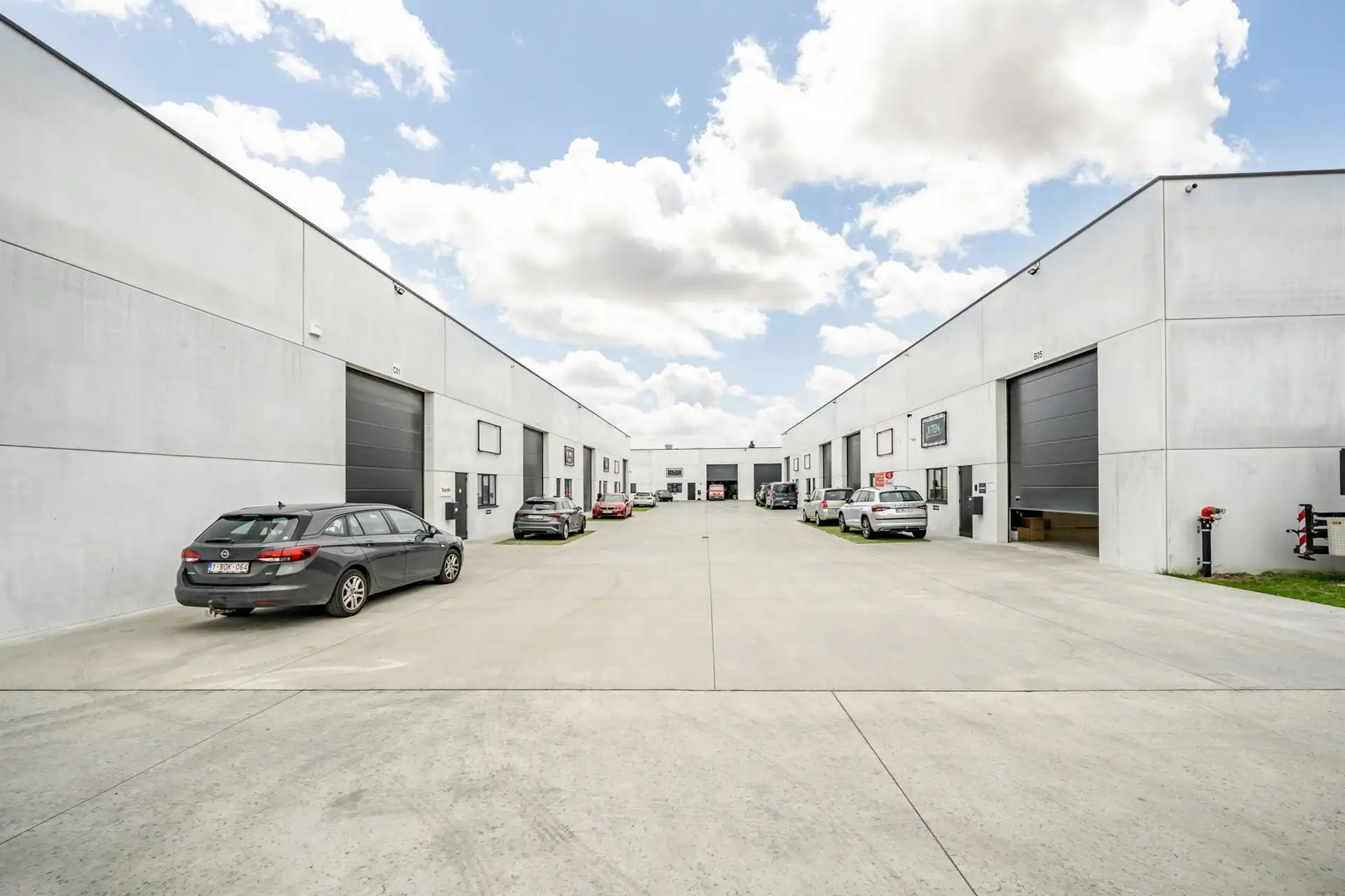 Topgelegen nieuwbouw KMO units van 220-225m² foto {{pictureIndex}}