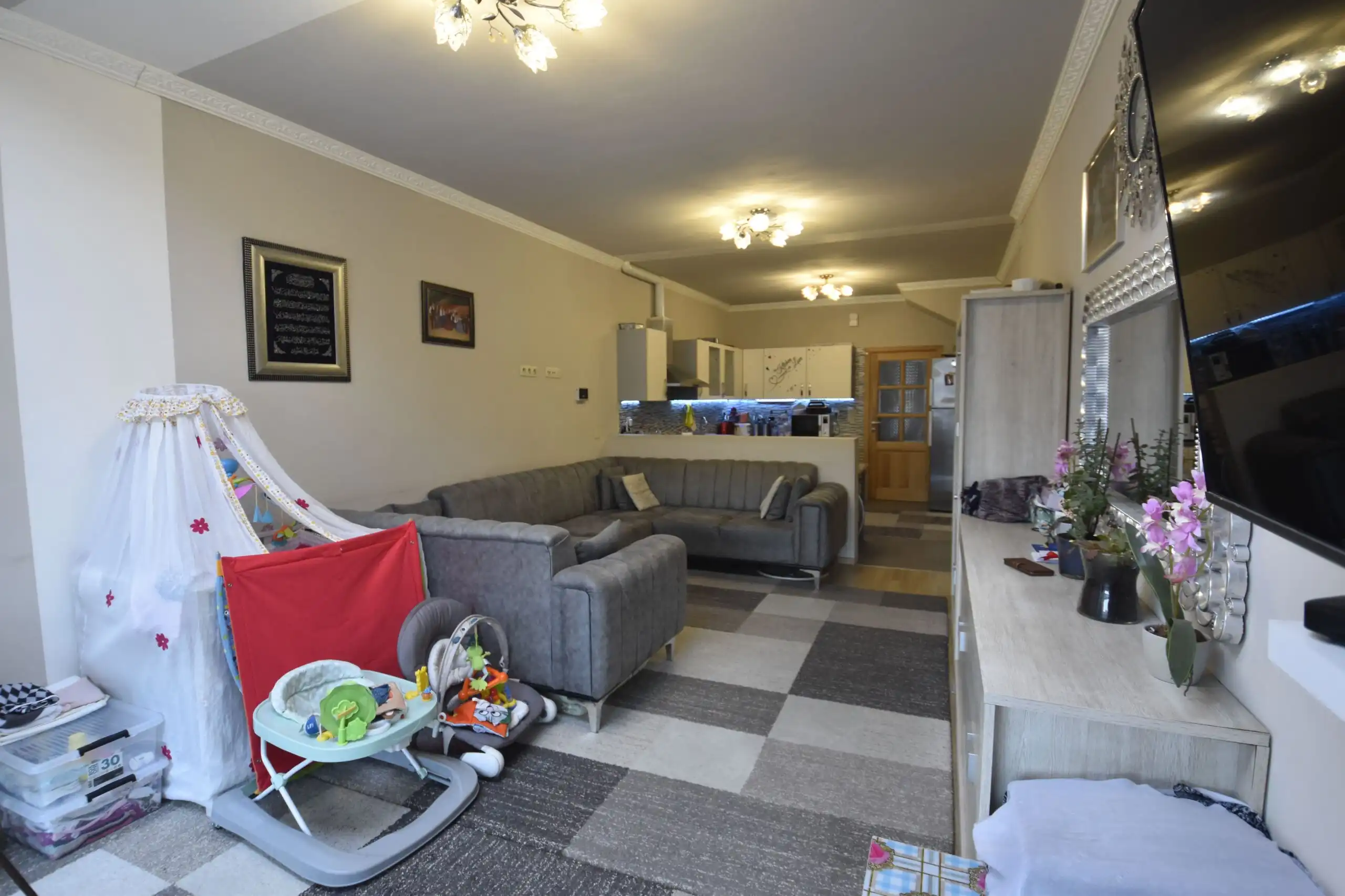 Zeer recente, energiezuinige stadswoning in het hart van Sint-Niklaas foto {{pictureIndex}}