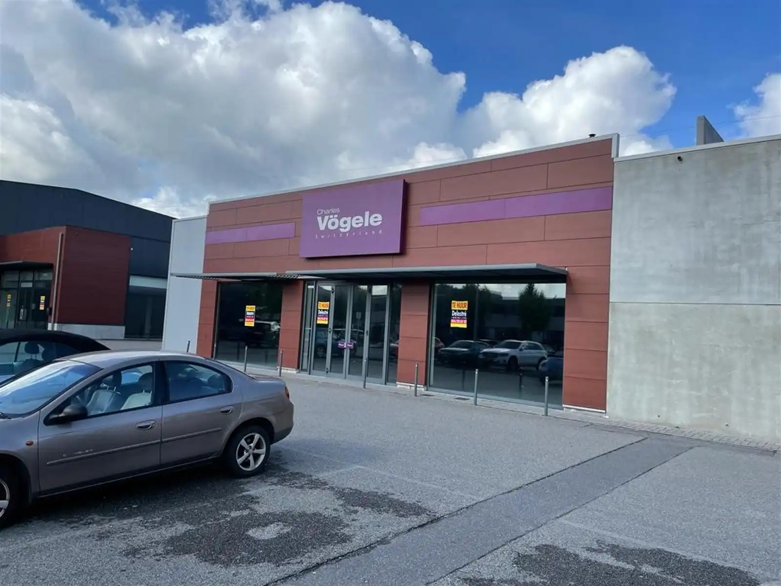 Baanwinkel te koop met parking – Lanaken foto 3