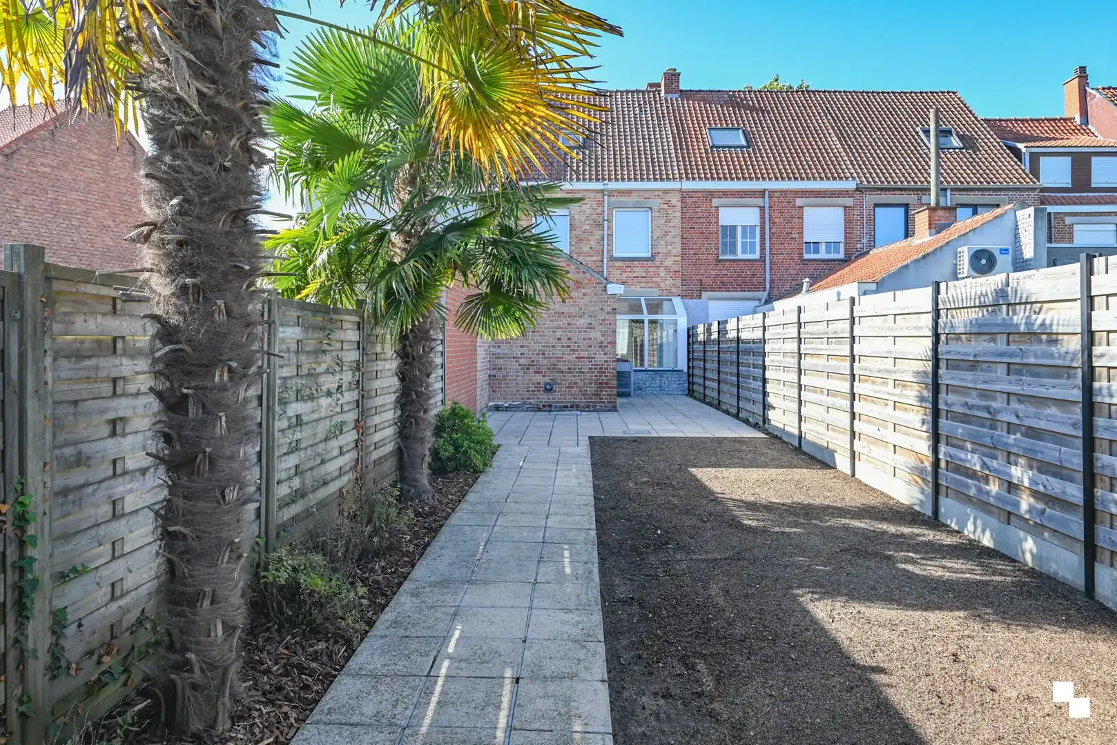 Rijwoning met uitweg achteraan en ruime garage te Izegem foto {{pictureIndex}}