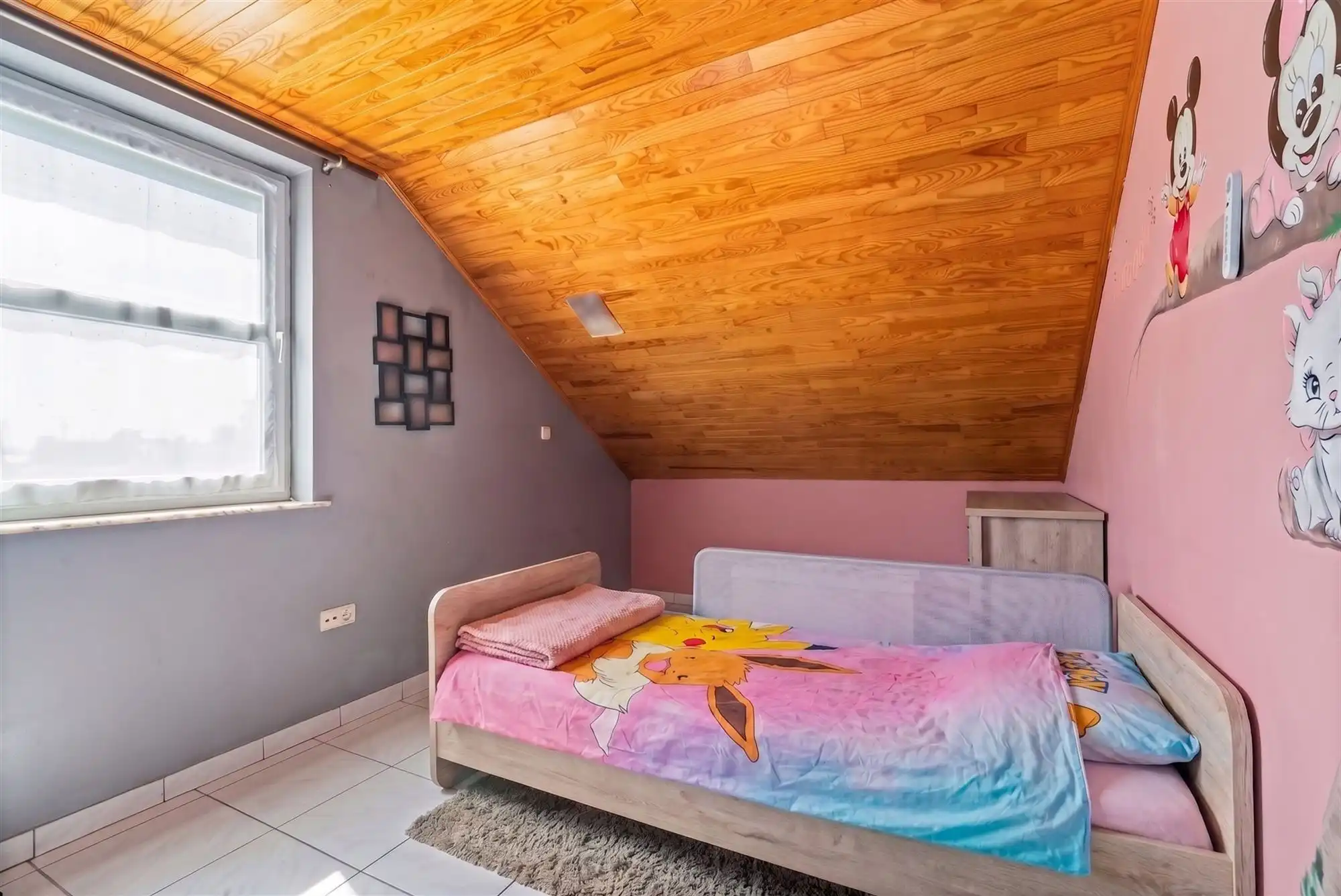 Instapklare woning met 3 slaapkamers, grote tuin en carport foto 9